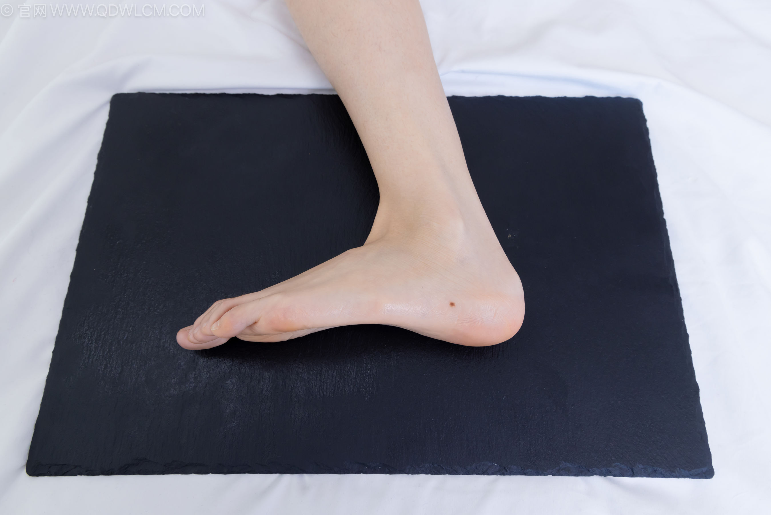 物恋传媒 No.2237 菜菜 -高跟鞋、油亮薄白丝、裸足、草莓和酸奶裸足摆盘剧情/(230P)