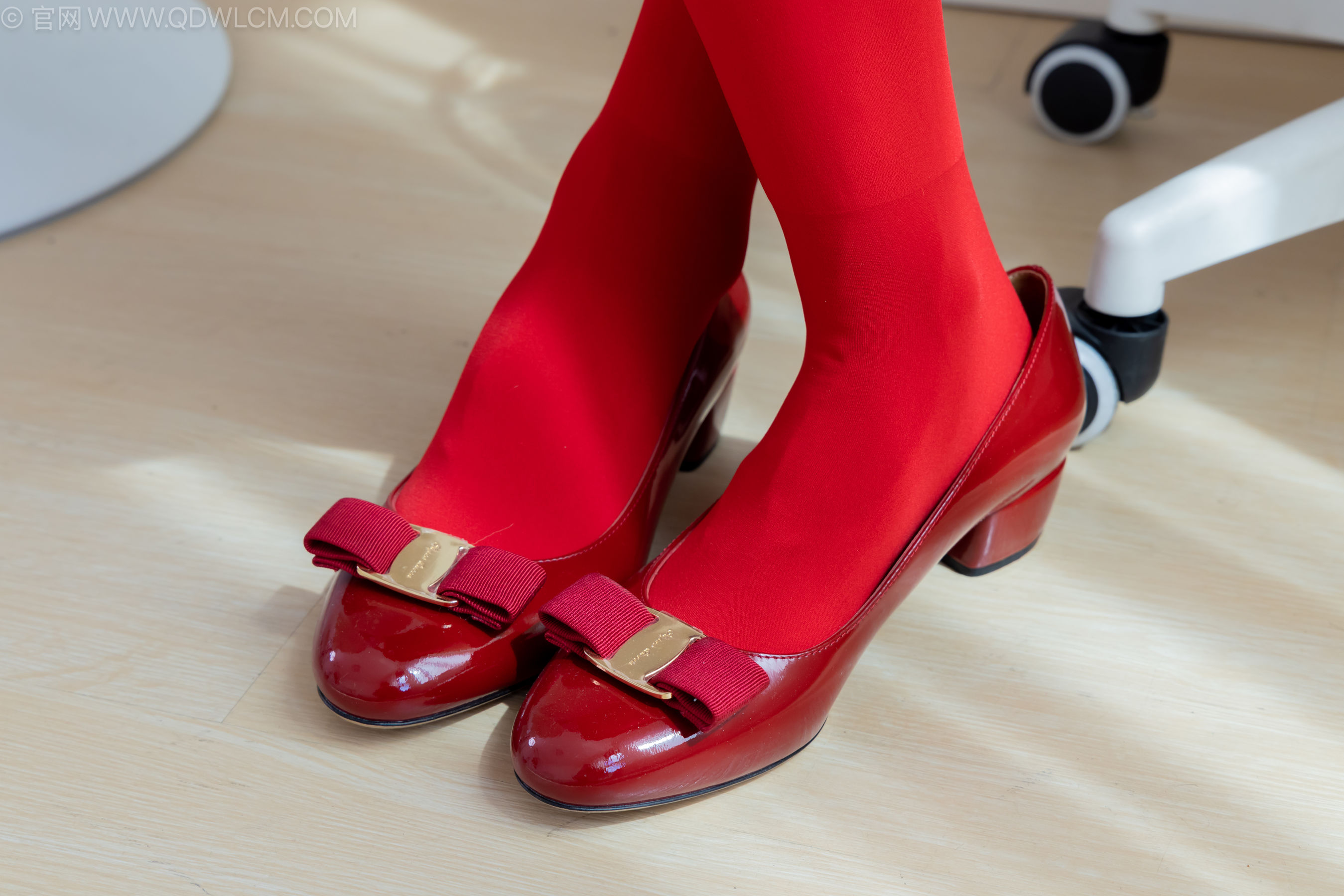 物恋传媒 No.2236 茯苓 -红色低跟鞋、厚款红色丝、皮筋绑脚老头乐挠脚剧情/(160P)