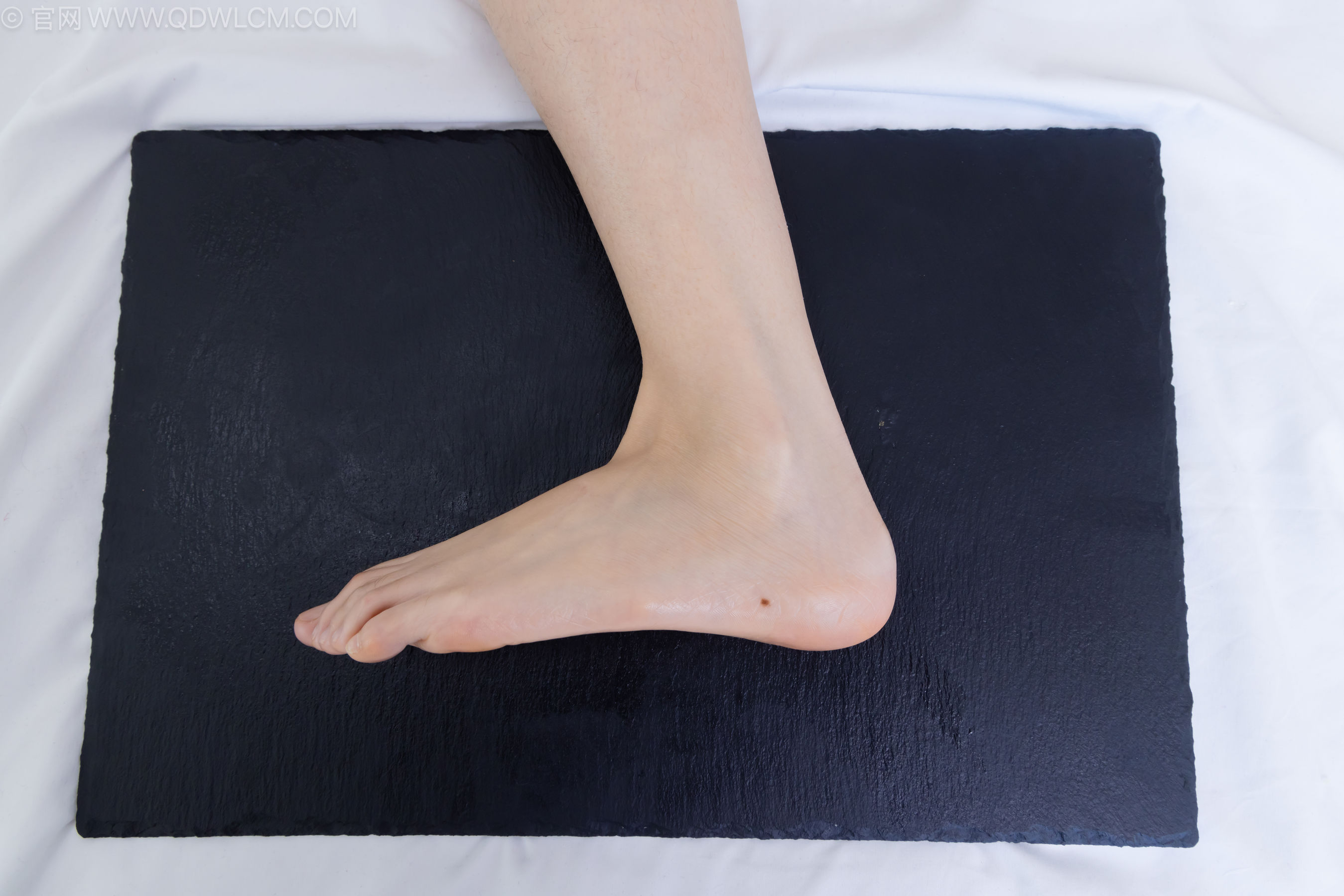 物恋传媒 No.2237 菜菜 -高跟鞋、油亮薄白丝、裸足、草莓和酸奶裸足摆盘剧情/(230P)