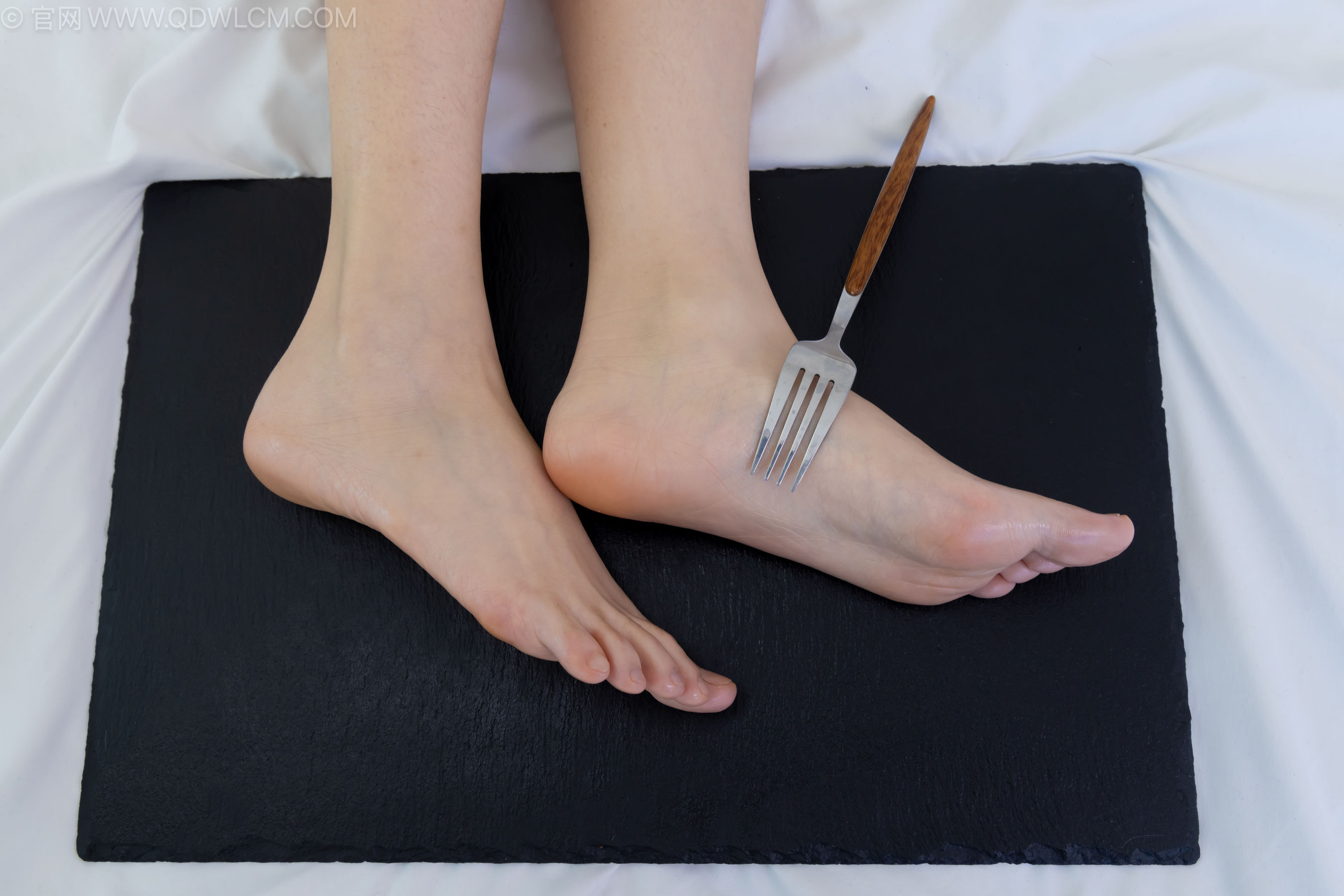 物恋传媒 No.2237 菜菜 -高跟鞋、油亮薄白丝、裸足、草莓和酸奶裸足摆盘剧情/(230P)