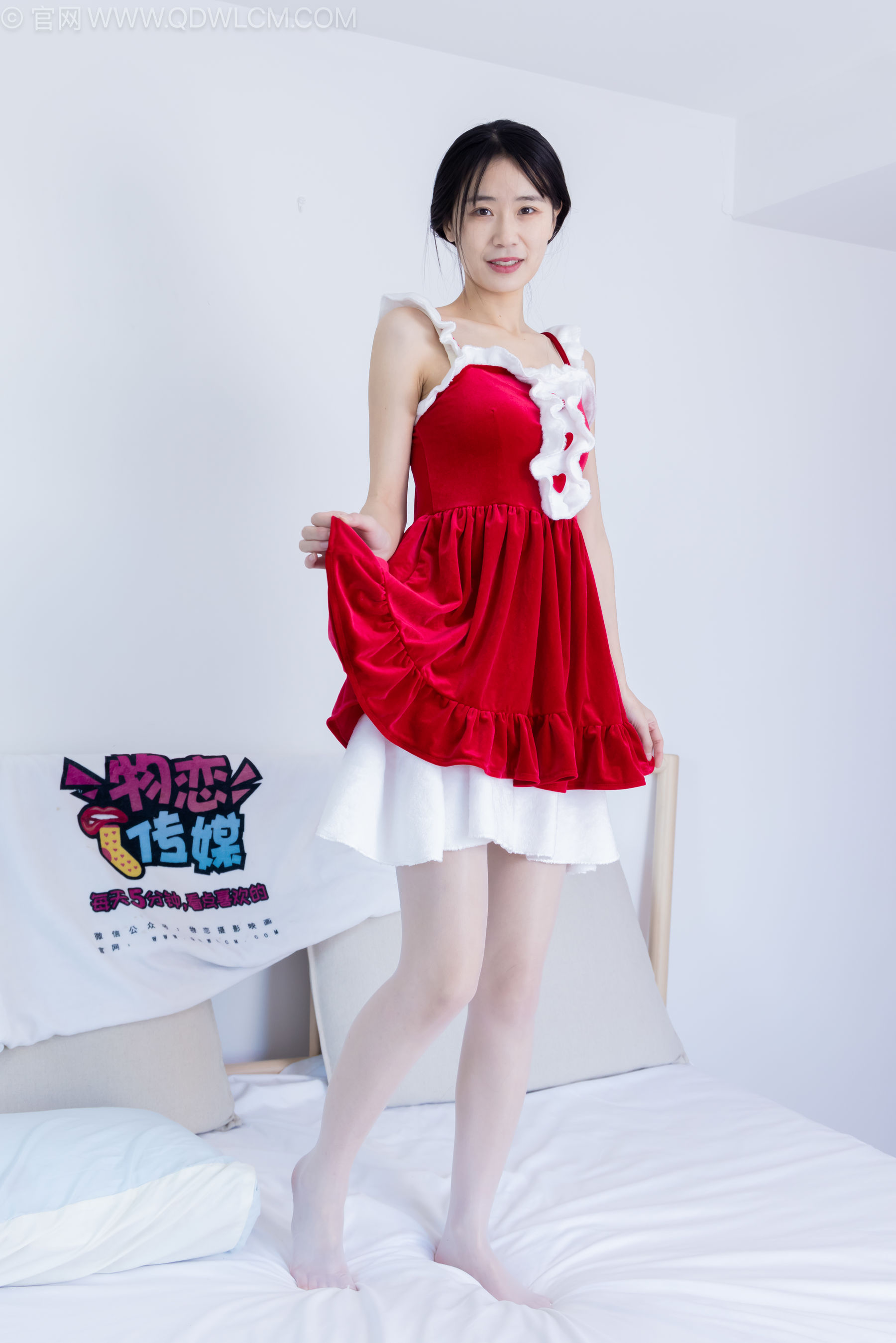 物恋传媒 No.2237 菜菜 -高跟鞋、油亮薄白丝、裸足、草莓和酸奶裸足摆盘剧情/(230P)