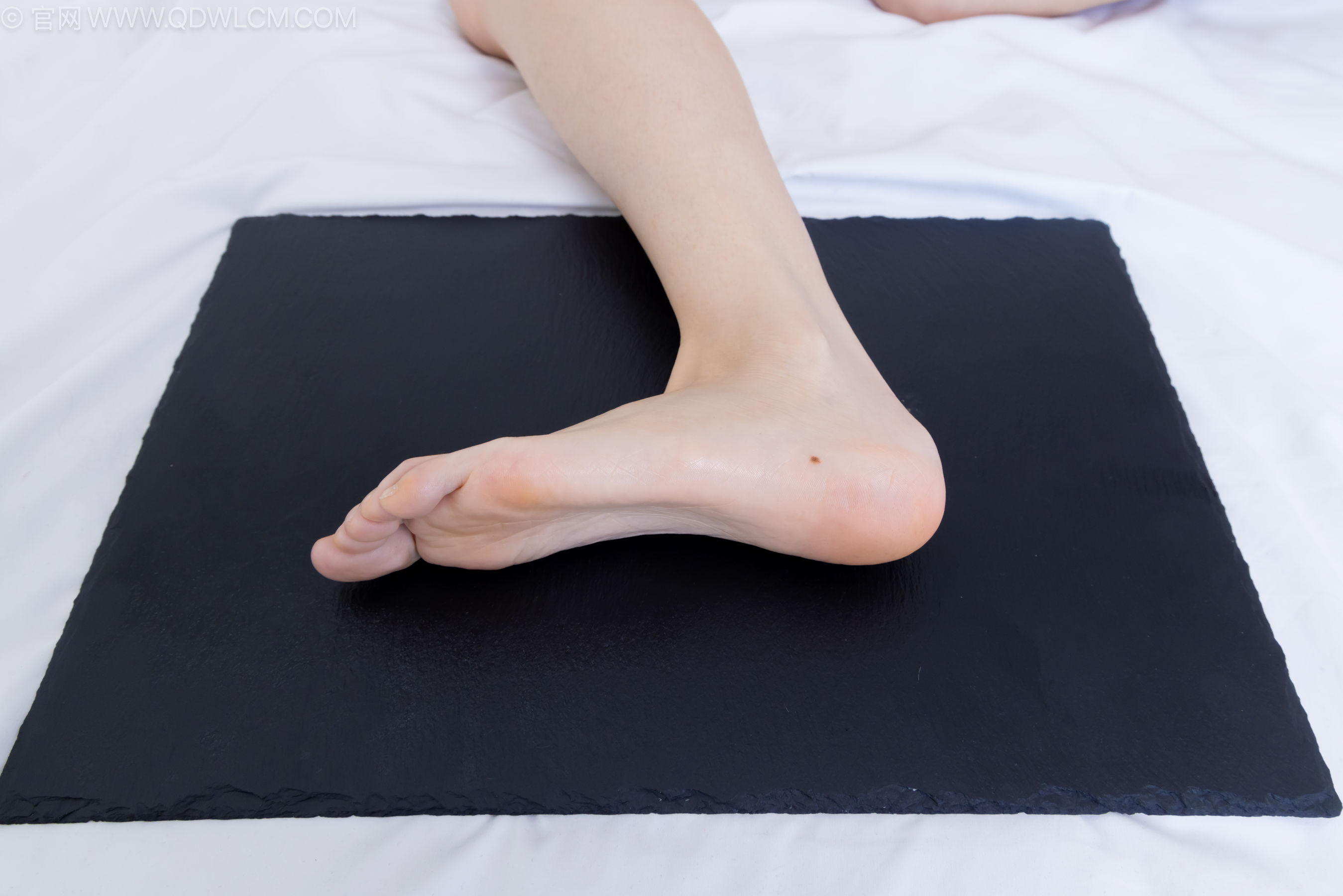 物恋传媒 No.2237 菜菜 -高跟鞋、油亮薄白丝、裸足、草莓和酸奶裸足摆盘剧情/(230P)