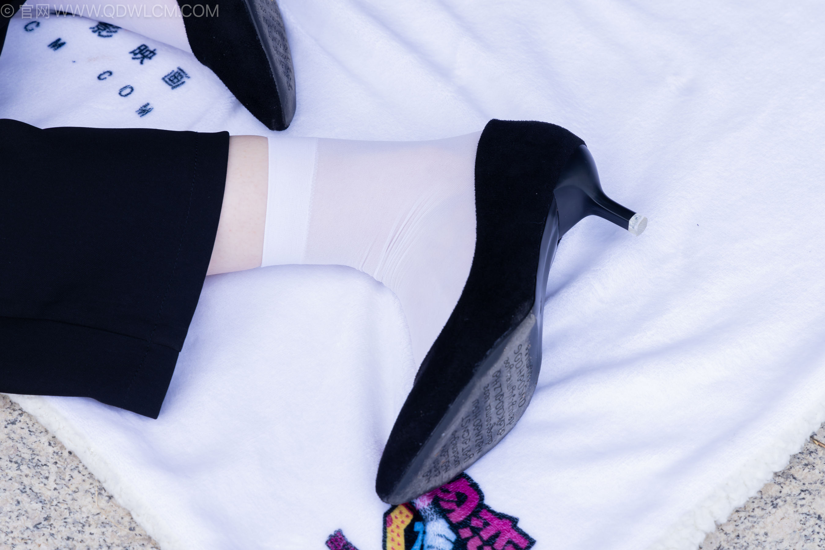 物恋传媒 No.2238 小酒 -高跟鞋、短白丝、ol制服户外/(230P)