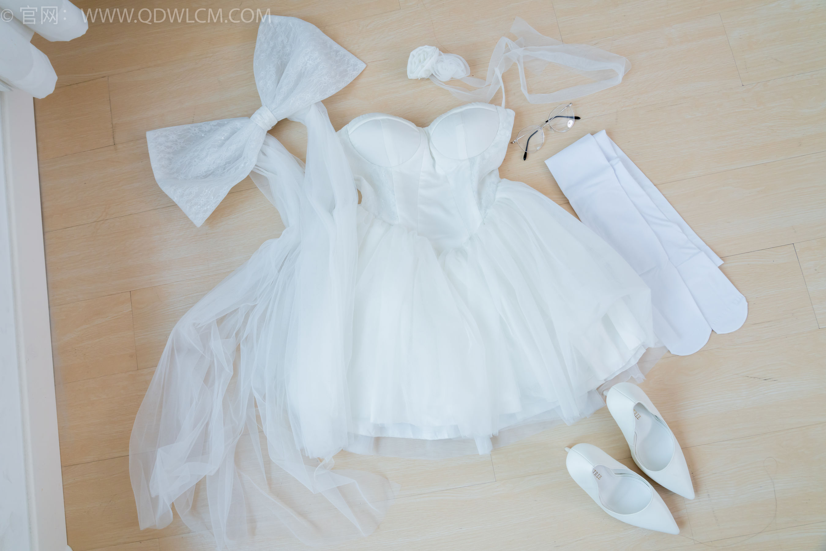 物恋传媒 No.2233 小影 -小影 -高跟鞋、厚白丝/(150P)