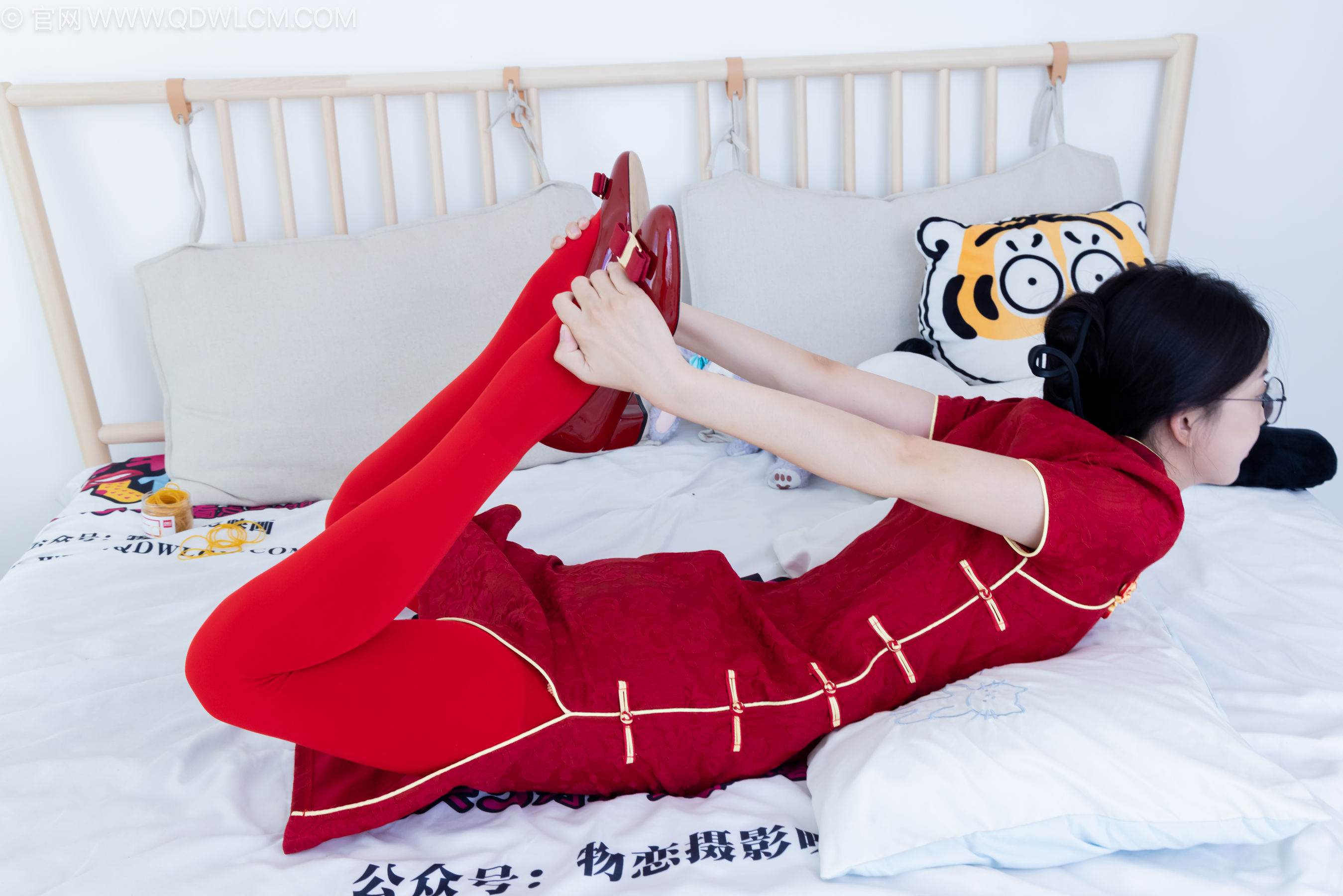 物恋传媒 No.2236 茯苓 -红色低跟鞋、厚款红色丝、皮筋绑脚老头乐挠脚剧情/(160P)