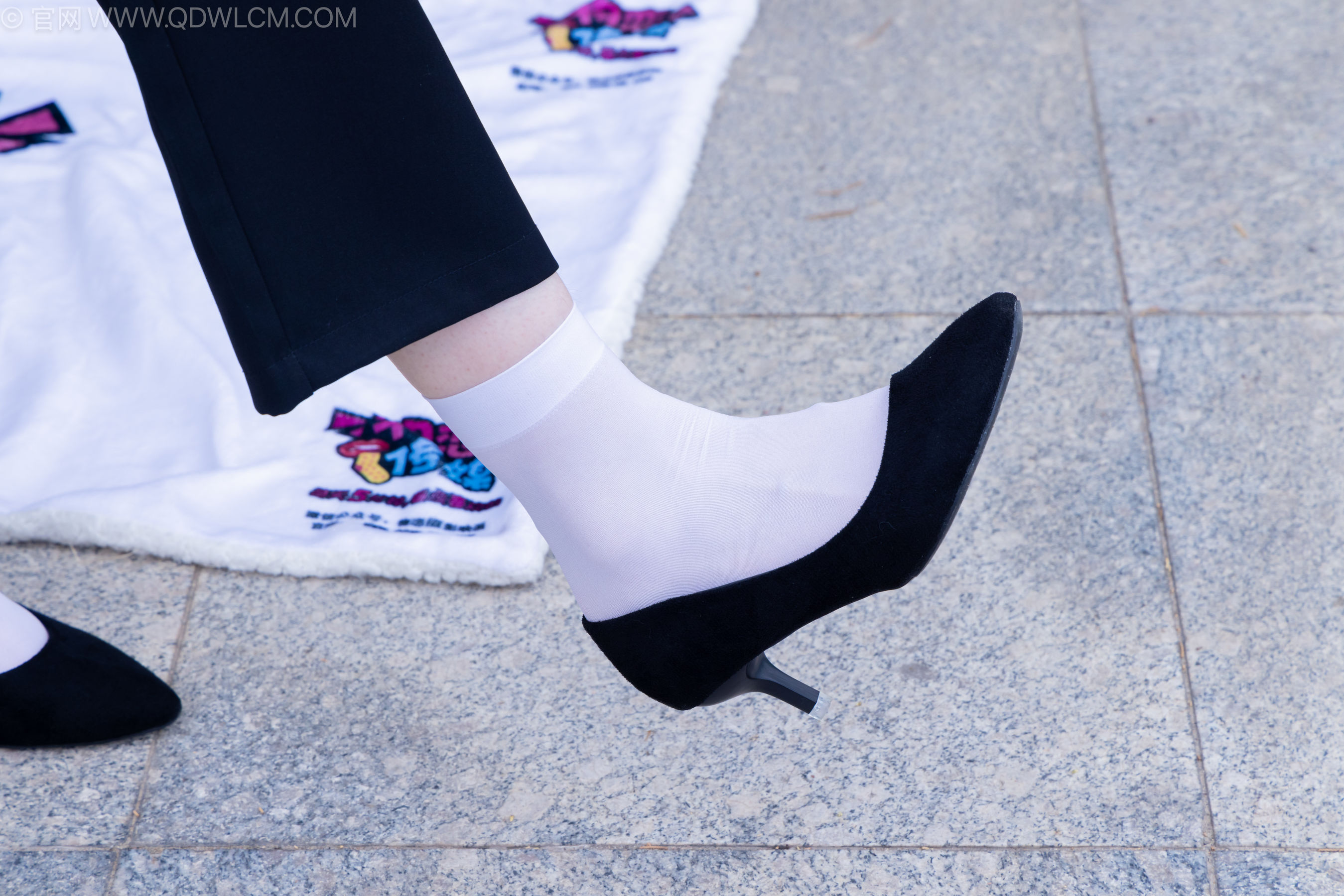 物恋传媒 No.2238 小酒 -高跟鞋、短白丝、ol制服户外/(230P)