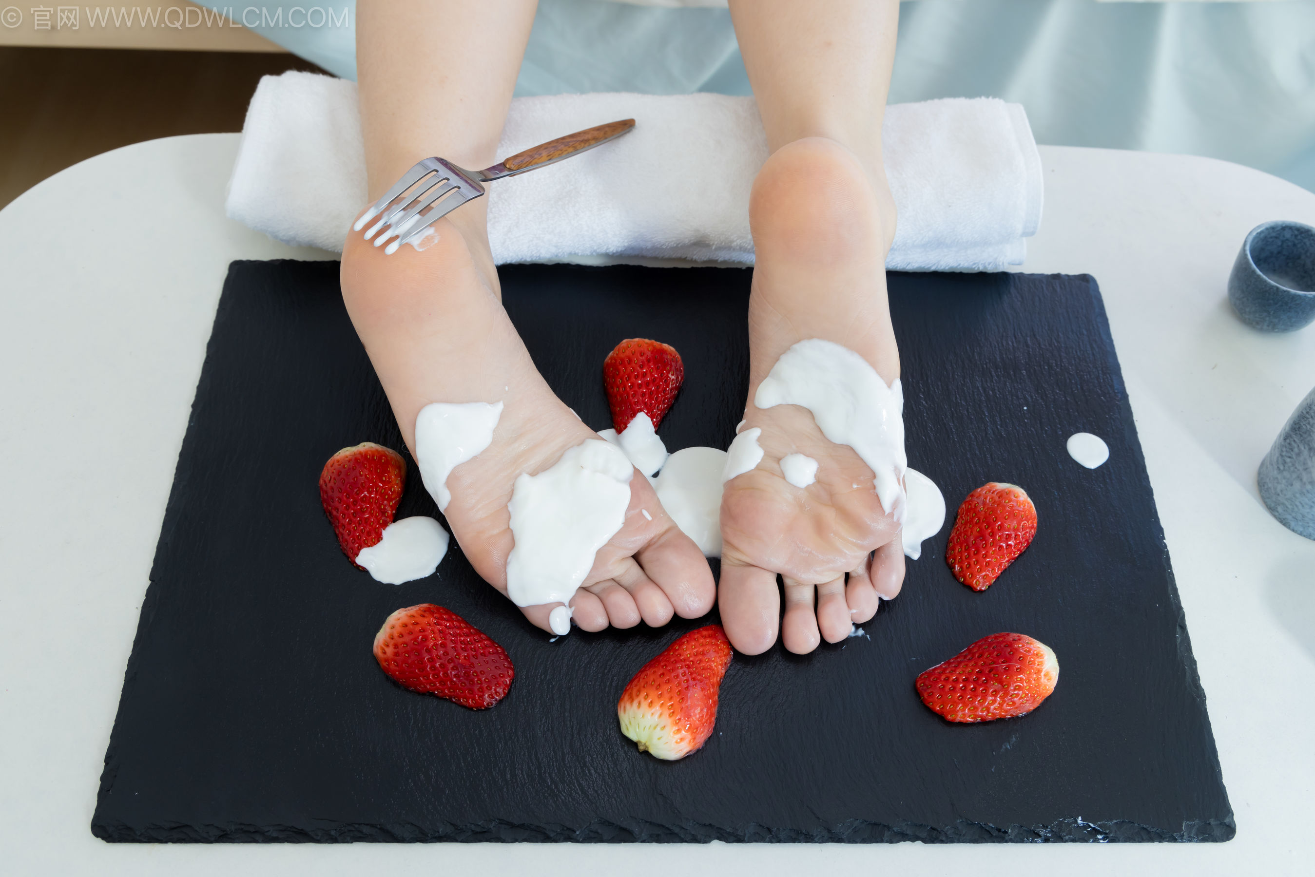 物恋传媒 No.2237 菜菜 -高跟鞋、油亮薄白丝、裸足、草莓和酸奶裸足摆盘剧情/(230P)