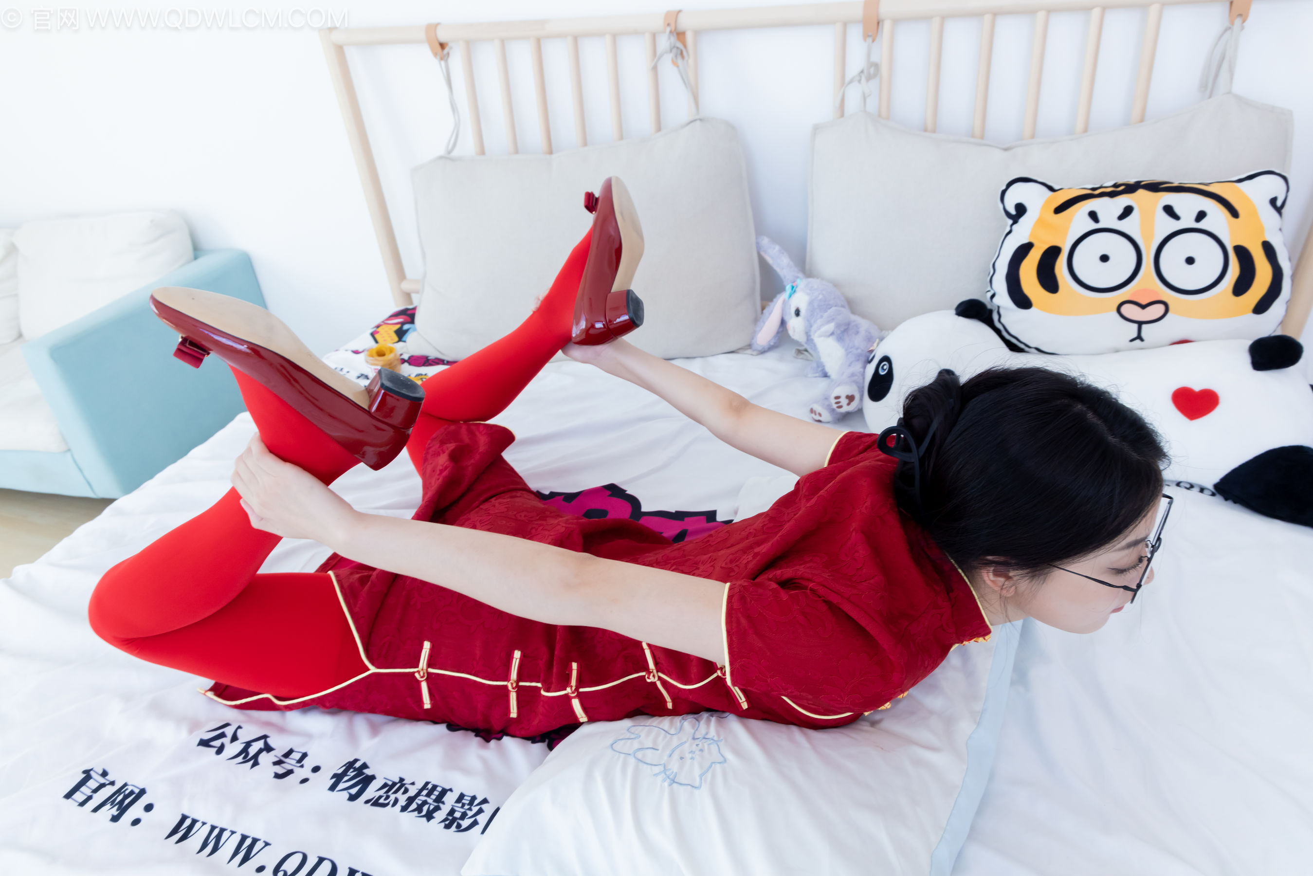 物恋传媒 No.2236 茯苓 -红色低跟鞋、厚款红色丝、皮筋绑脚老头乐挠脚剧情/(160P)