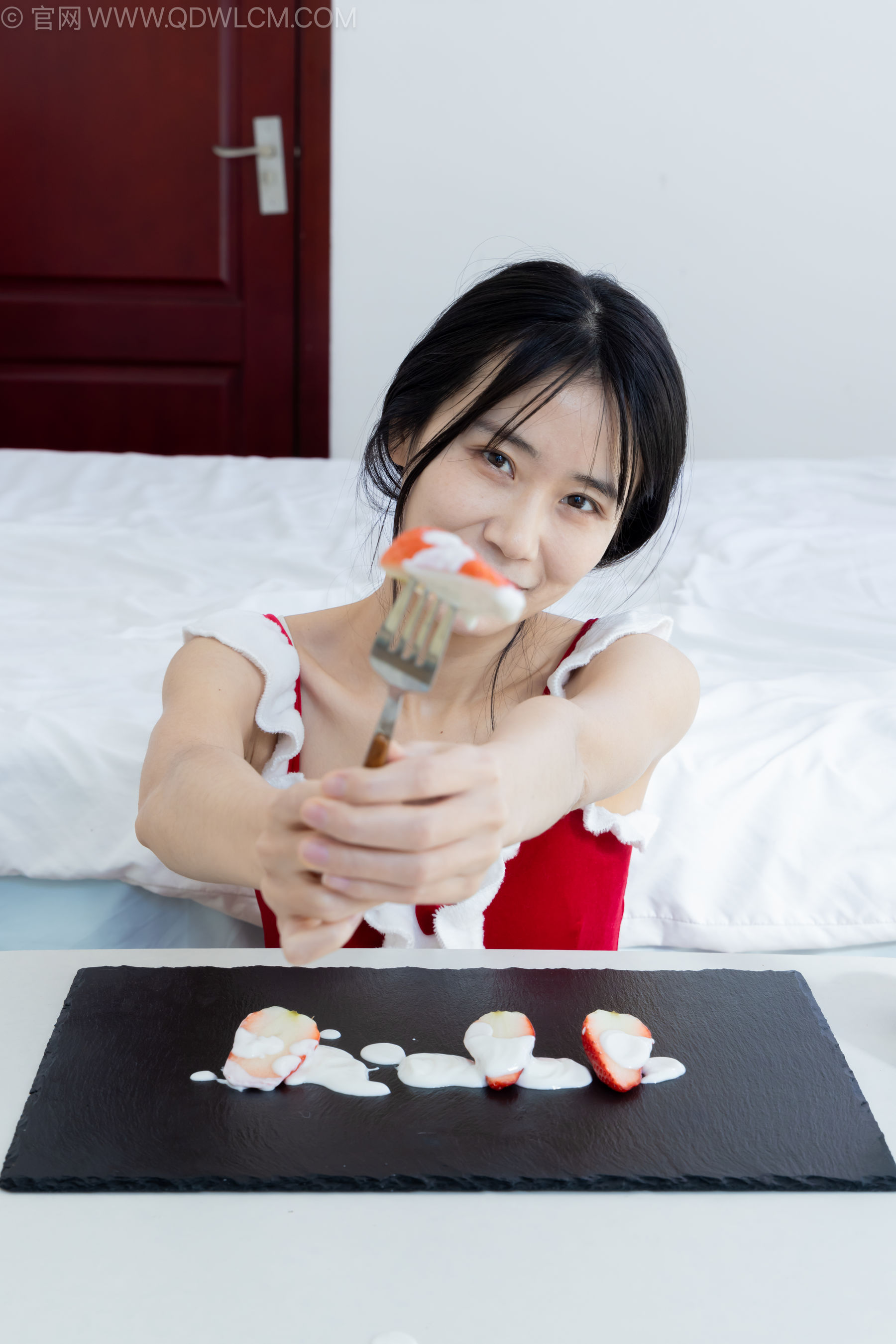 物恋传媒 No.2237 菜菜 -高跟鞋、油亮薄白丝、裸足、草莓和酸奶裸足摆盘剧情/(230P)