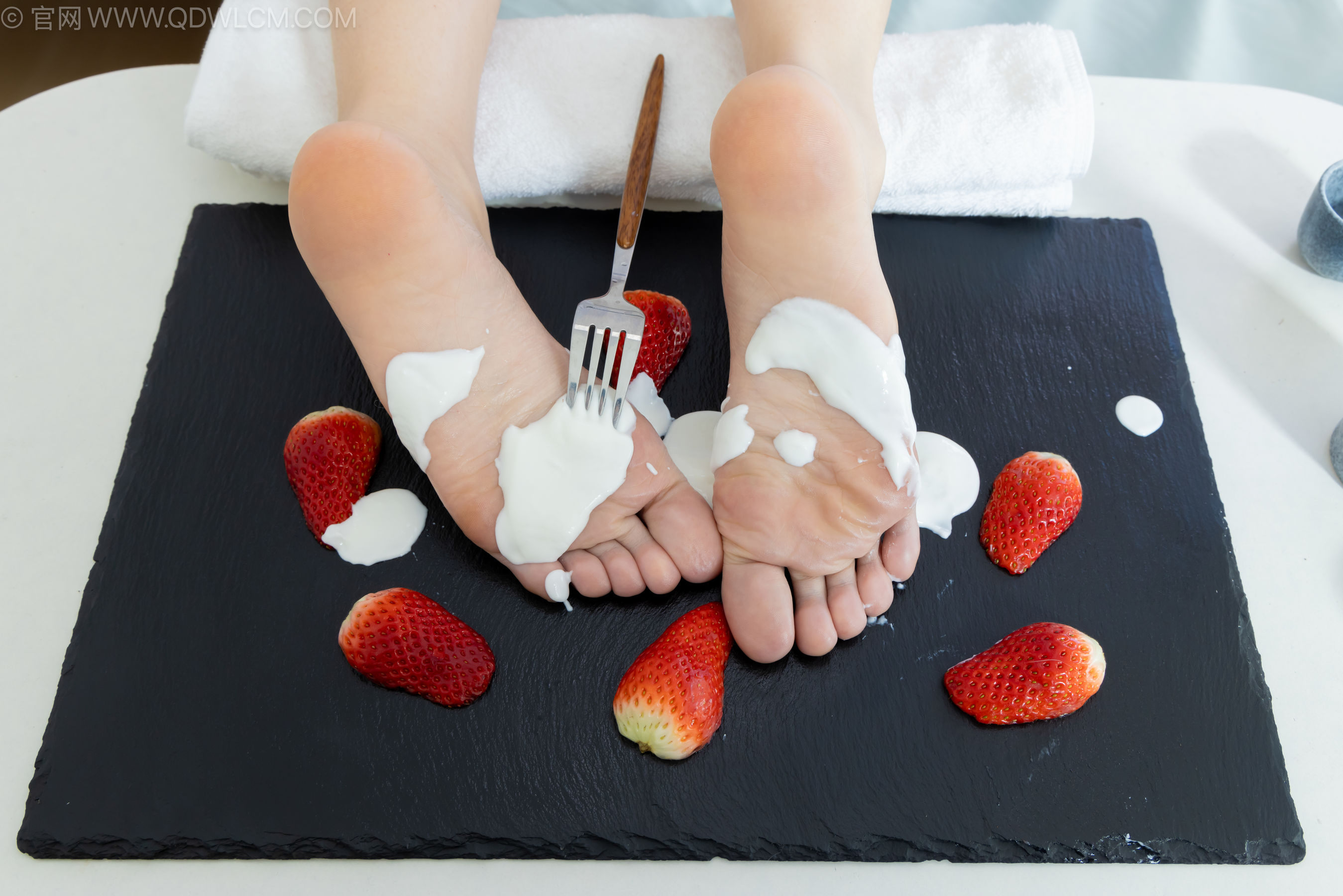 物恋传媒 No.2237 菜菜 -高跟鞋、油亮薄白丝、裸足、草莓和酸奶裸足摆盘剧情/(230P)