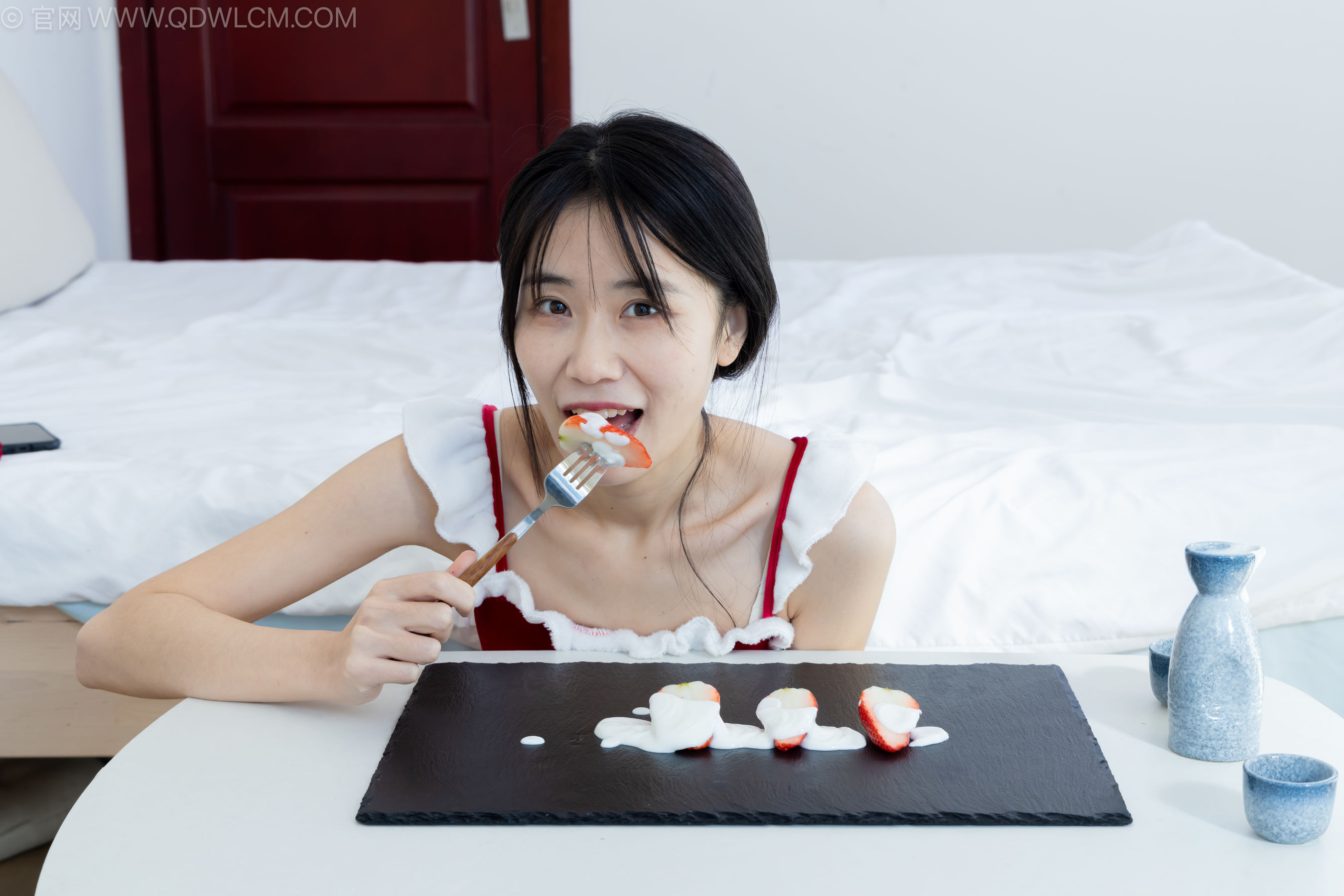 物恋传媒 No.2237 菜菜 -高跟鞋、油亮薄白丝、裸足、草莓和酸奶裸足摆盘剧情/(230P)