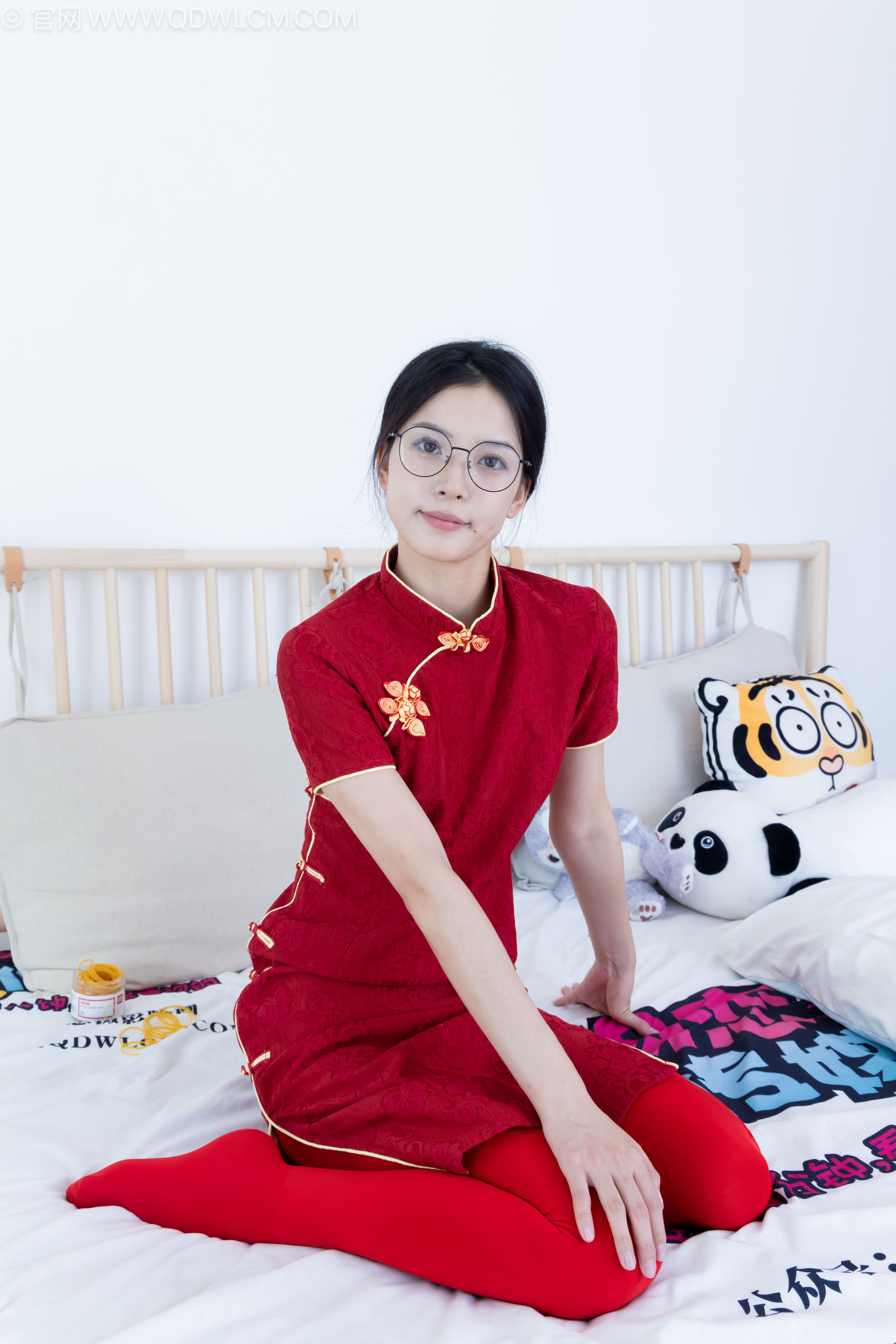 物恋传媒 No.2236 茯苓 -红色低跟鞋、厚款红色丝、皮筋绑脚老头乐挠脚剧情/(160P)