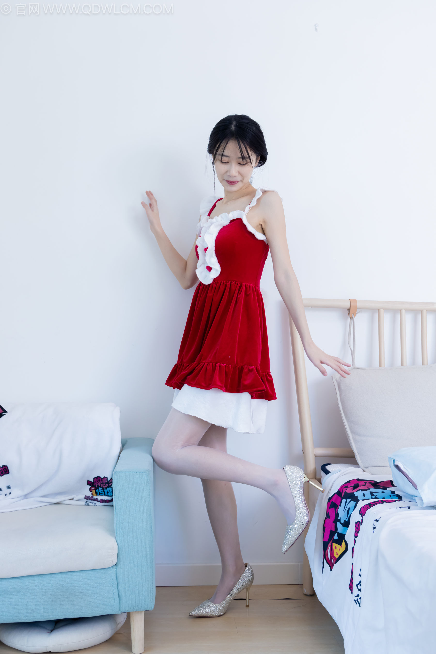 物恋传媒 No.2237 菜菜 -高跟鞋、油亮薄白丝、裸足、草莓和酸奶裸足摆盘剧情/(230P)