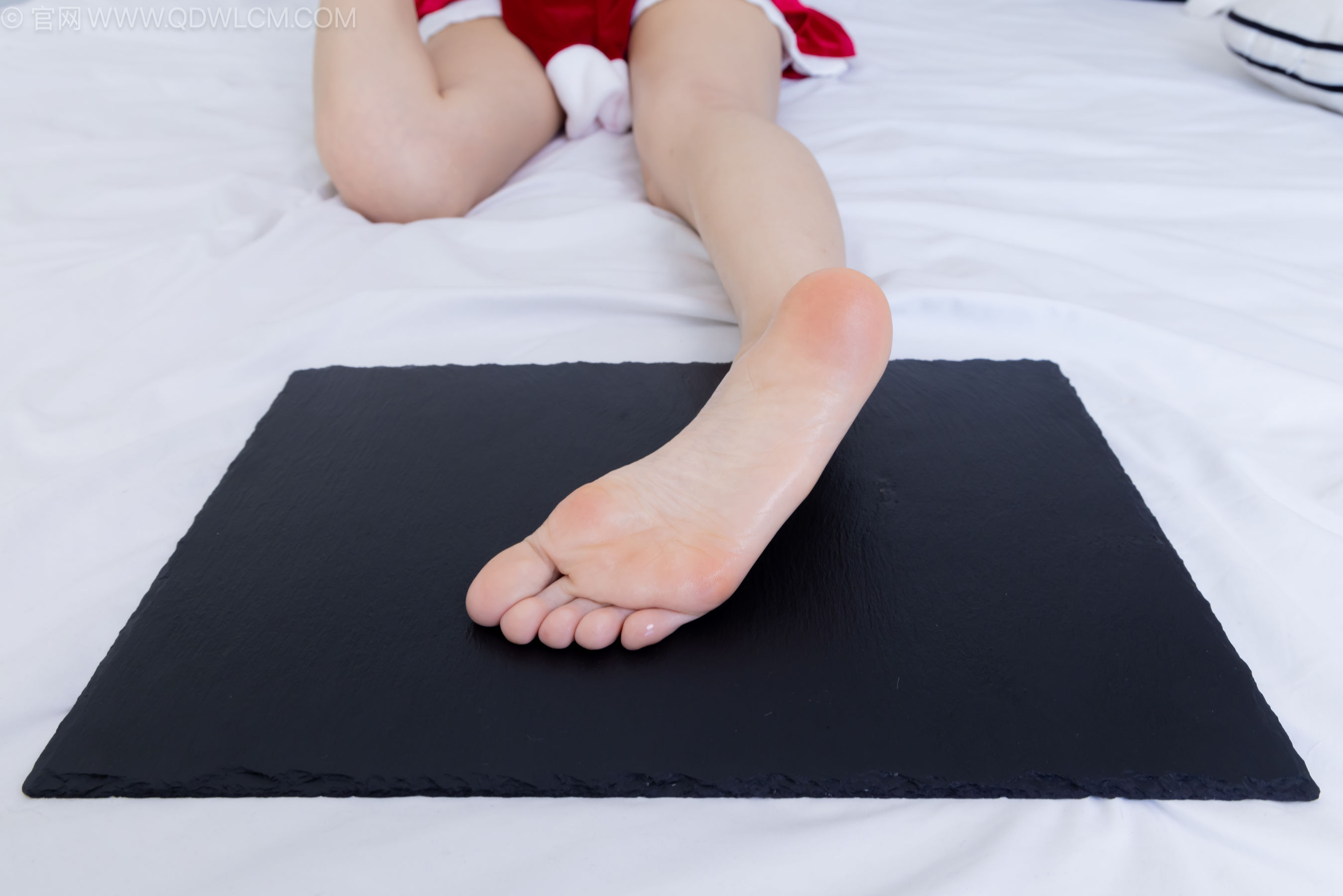 物恋传媒 No.2237 菜菜 -高跟鞋、油亮薄白丝、裸足、草莓和酸奶裸足摆盘剧情/(230P)