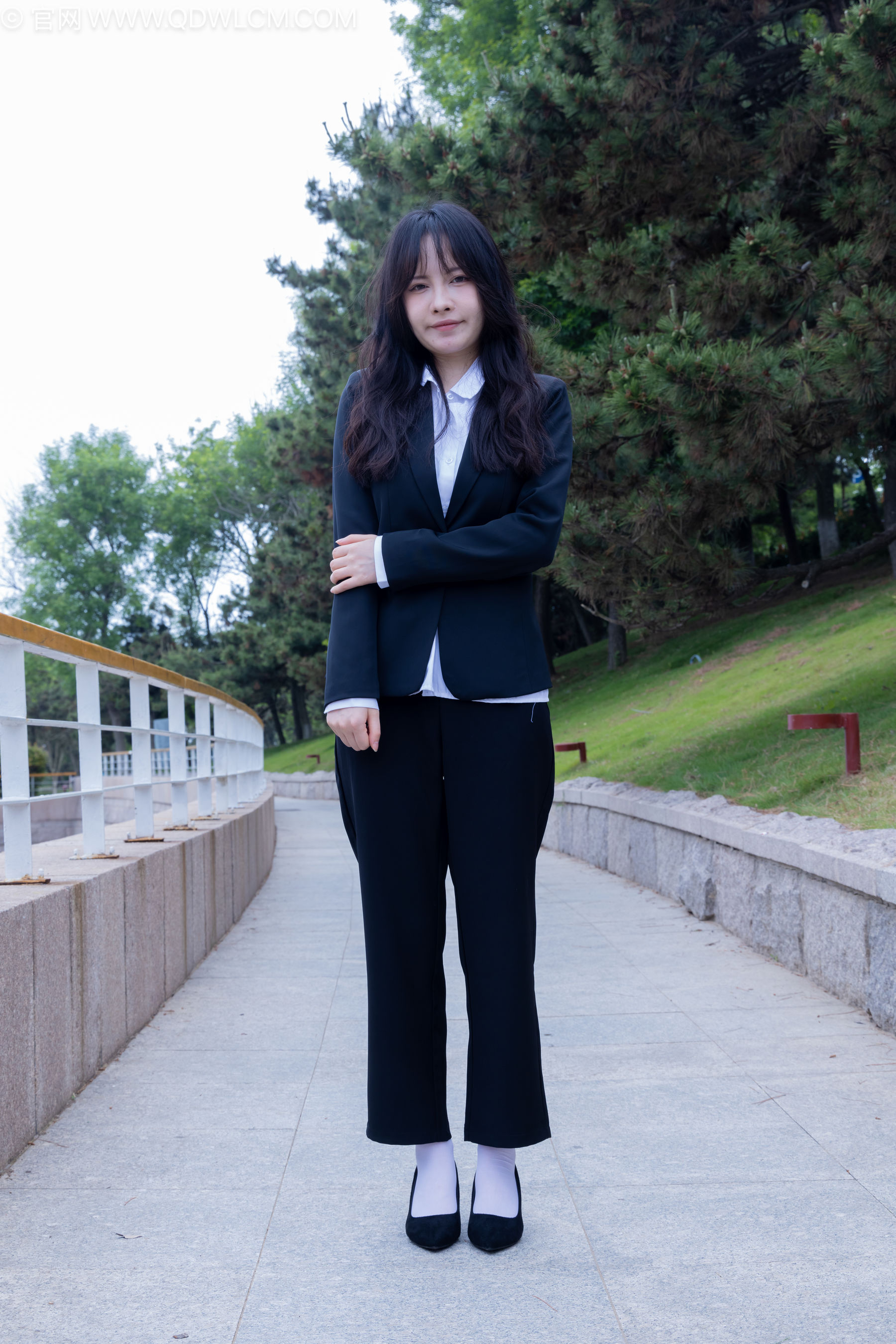 物恋传媒 No.2238 小酒 -高跟鞋、短白丝、ol制服户外/(230P)