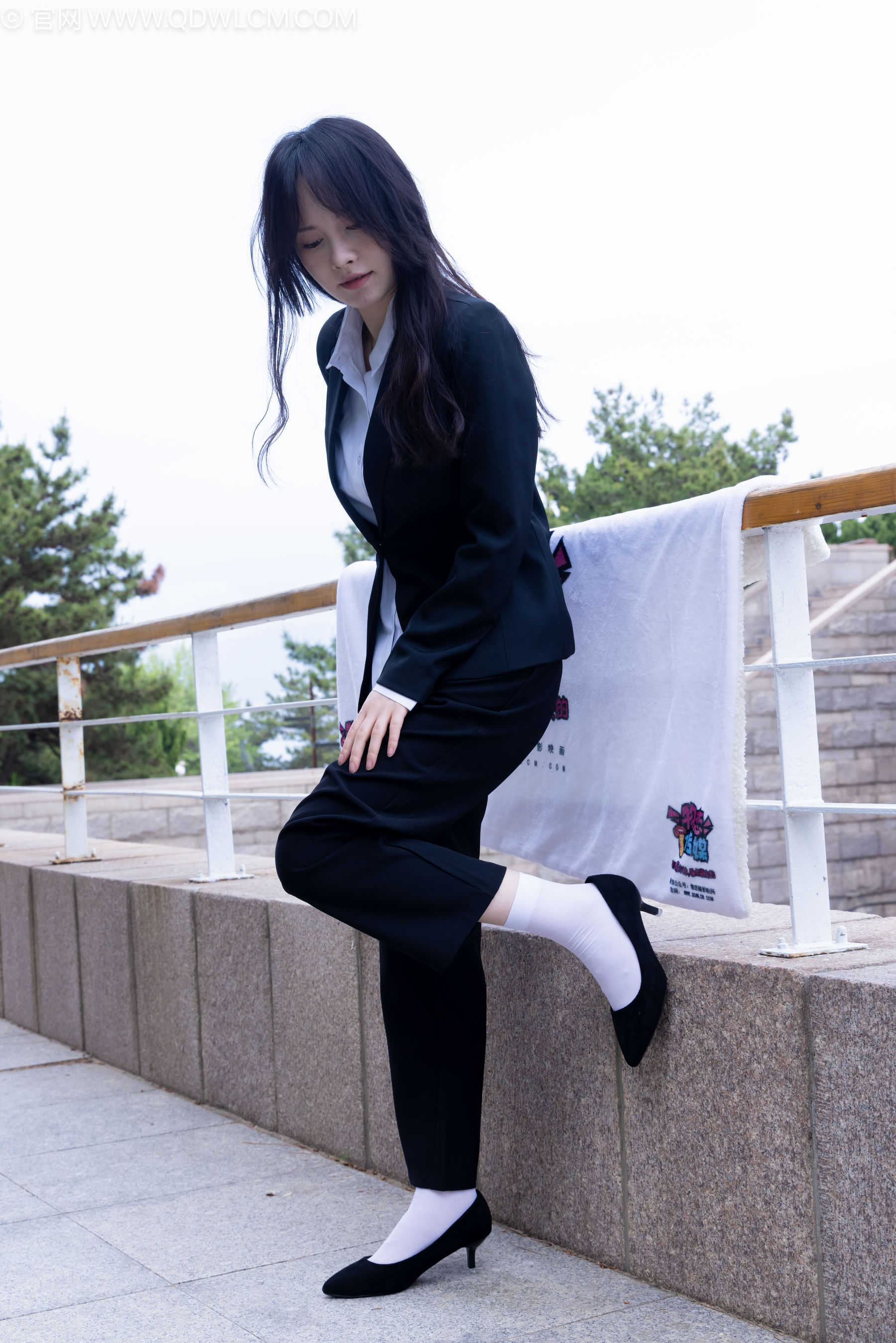 物恋传媒 No.2238 小酒 -高跟鞋、短白丝、ol制服户外/(230P)