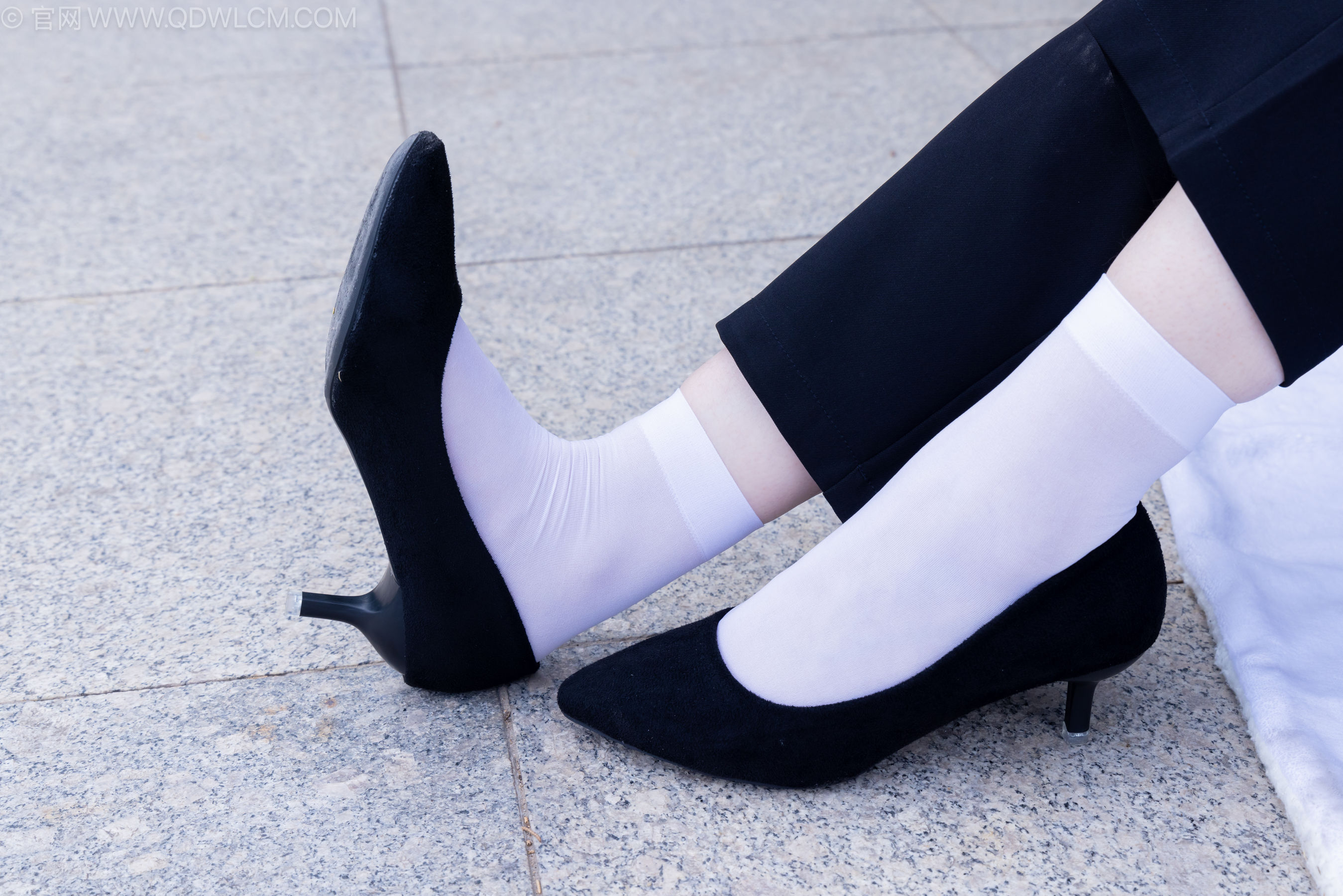 物恋传媒 No.2238 小酒 -高跟鞋、短白丝、ol制服户外/(230P)