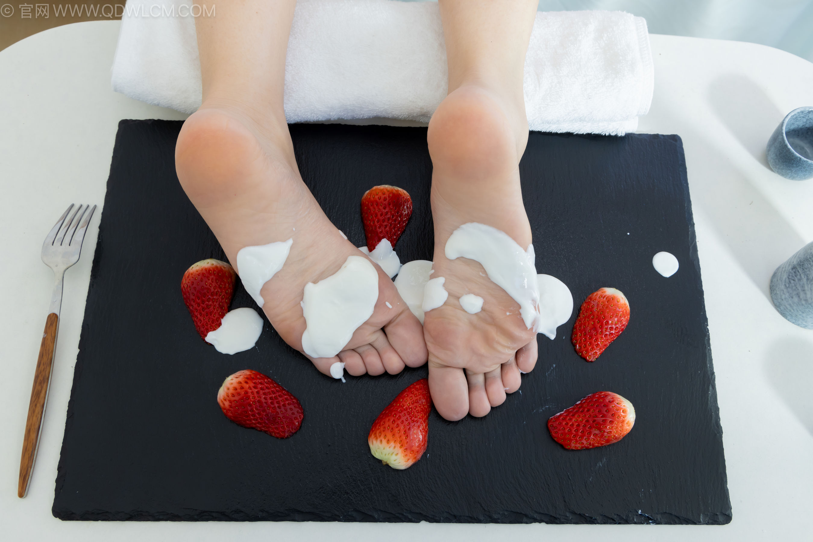 物恋传媒 No.2237 菜菜 -高跟鞋、油亮薄白丝、裸足、草莓和酸奶裸足摆盘剧情/(230P)