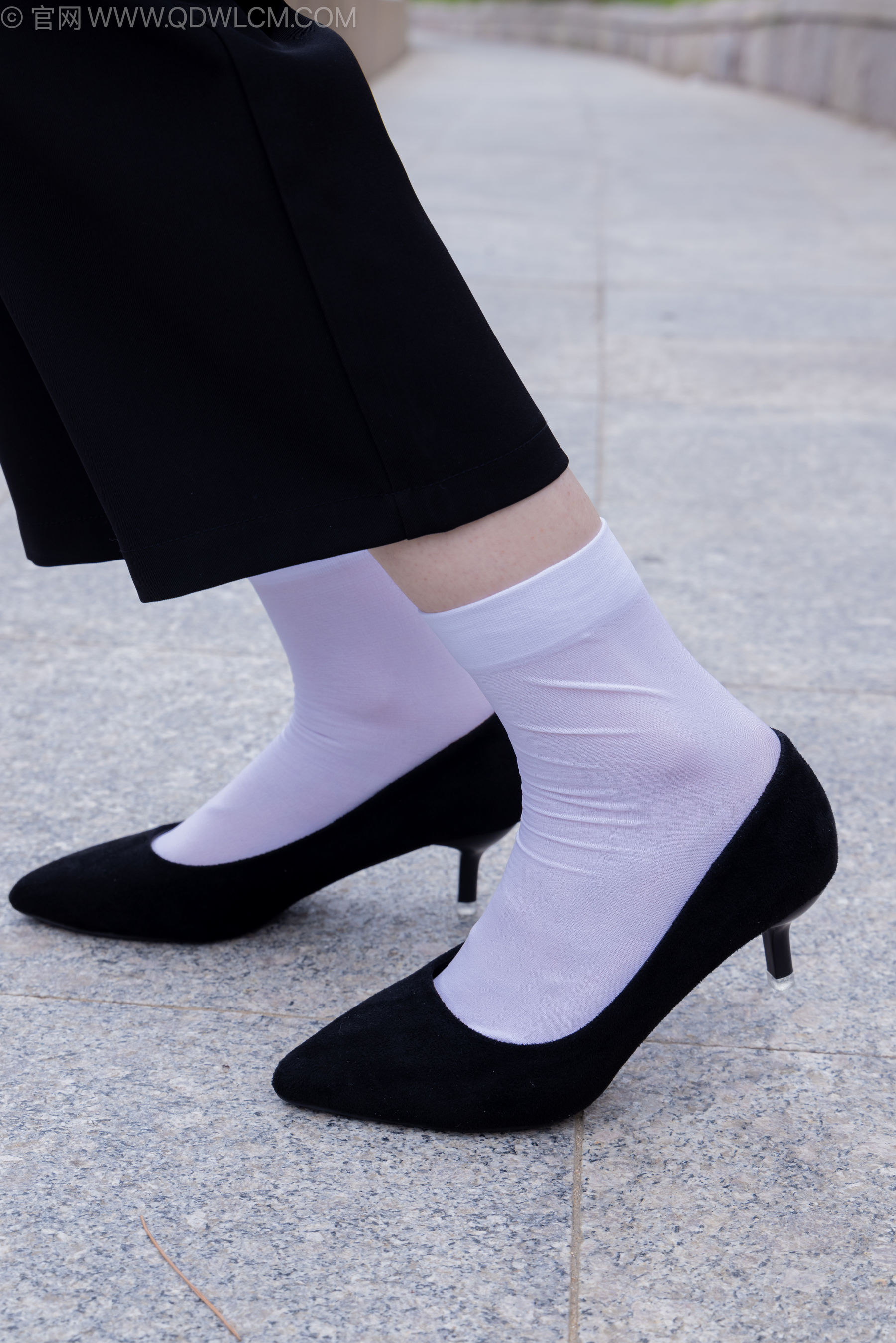 物恋传媒 No.2238 小酒 -高跟鞋、短白丝、ol制服户外/(230P)