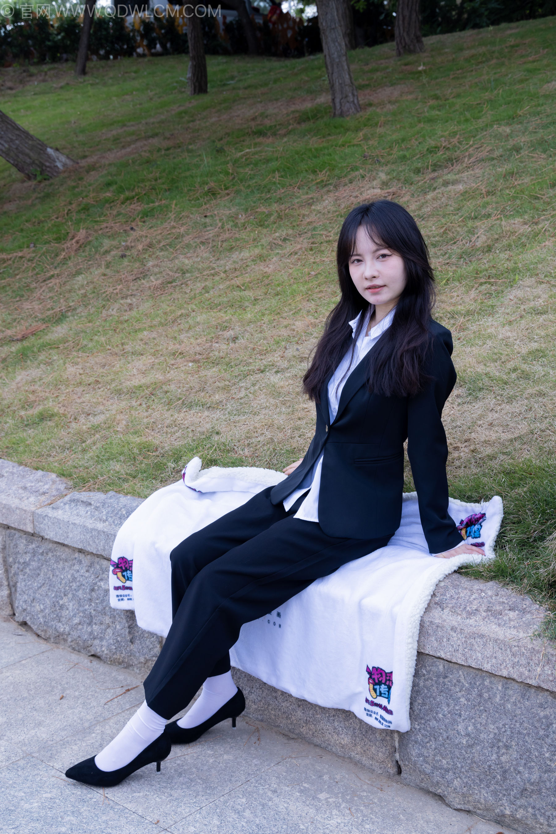 物恋传媒 No.2238 小酒 -高跟鞋、短白丝、ol制服户外/(230P)