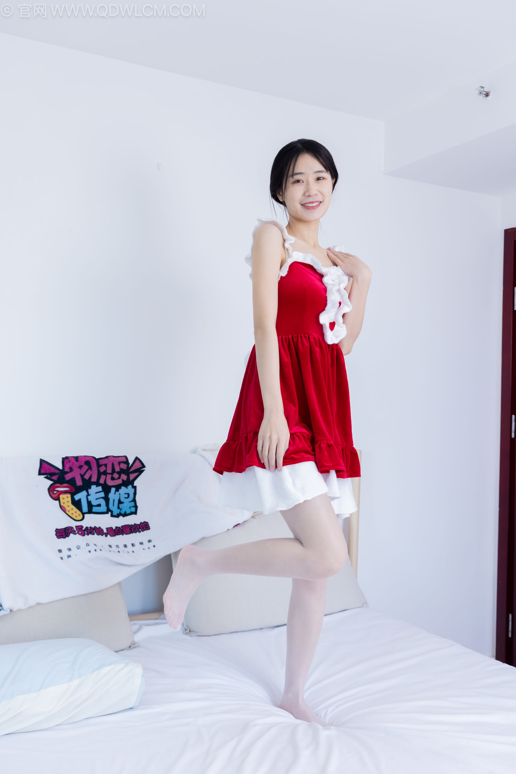 物恋传媒 No.2237 菜菜 -高跟鞋、油亮薄白丝、裸足、草莓和酸奶裸足摆盘剧情/(230P)