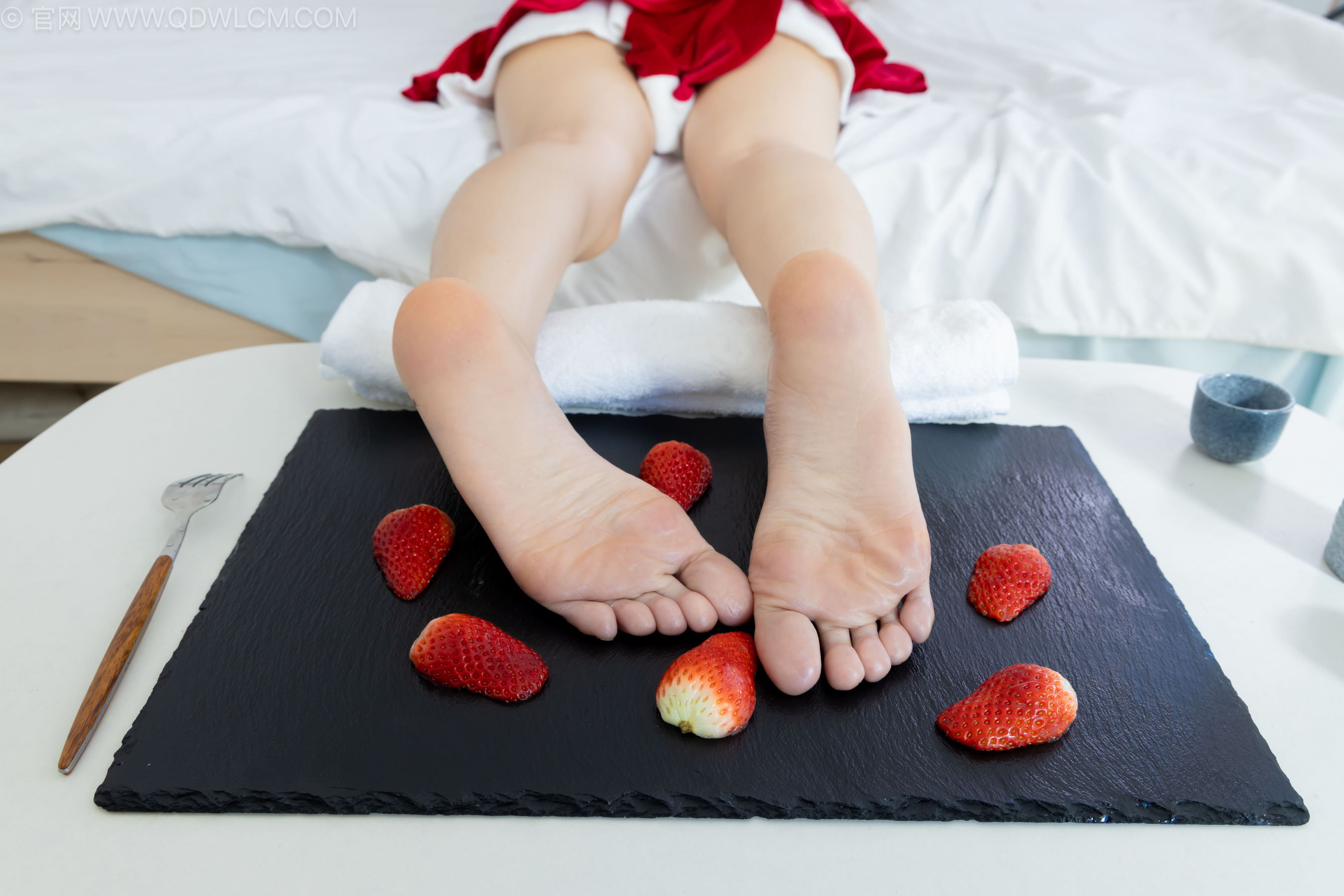 物恋传媒 No.2237 菜菜 -高跟鞋、油亮薄白丝、裸足、草莓和酸奶裸足摆盘剧情/(230P)