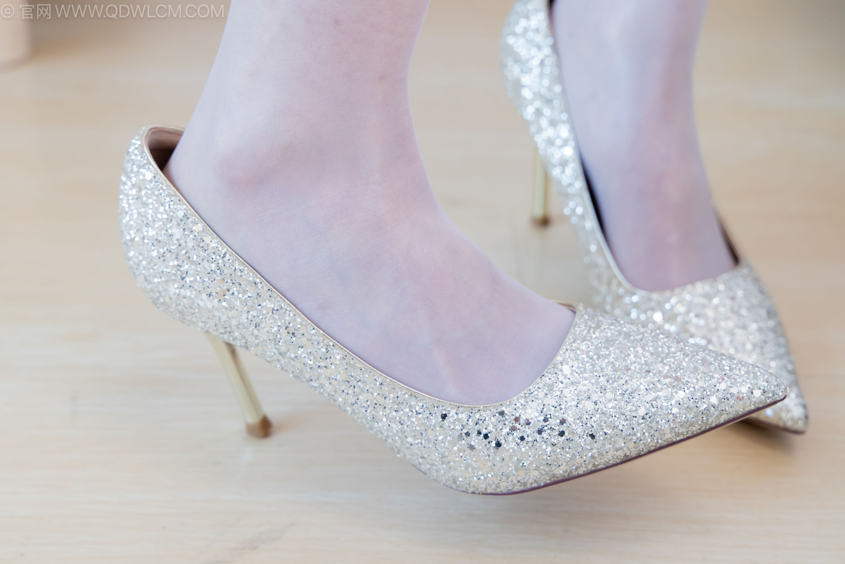 物恋传媒 No.2237 菜菜 -高跟鞋、油亮薄白丝、裸足、草莓和酸奶裸足摆盘剧情/(230P)