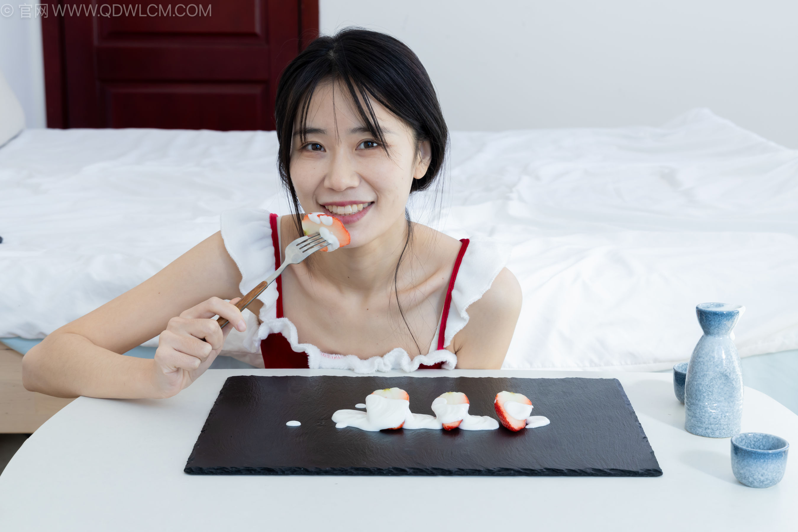 物恋传媒 No.2237 菜菜 -高跟鞋、油亮薄白丝、裸足、草莓和酸奶裸足摆盘剧情/(230P)