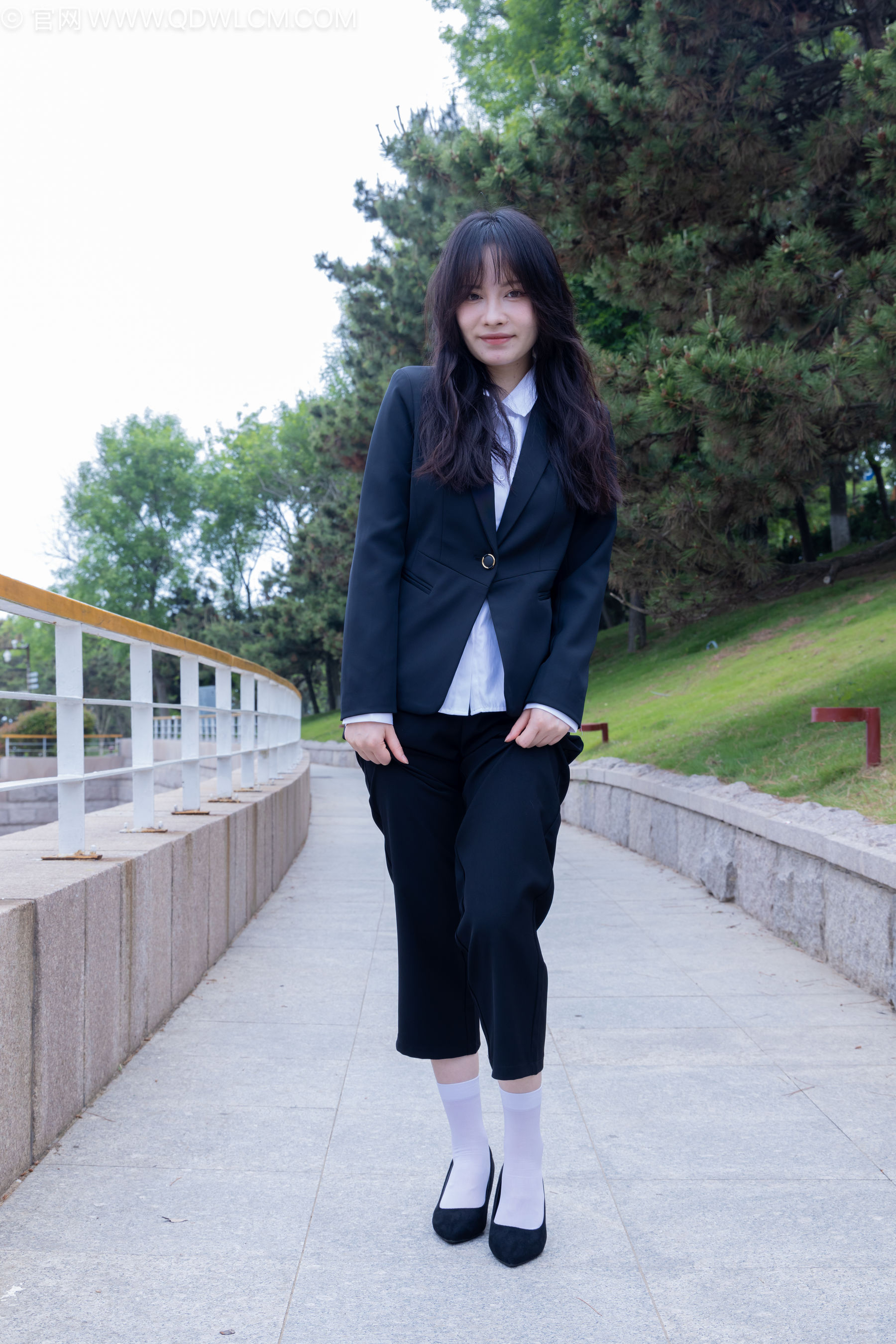 物恋传媒 No.2238 小酒 -高跟鞋、短白丝、ol制服户外/(230P)