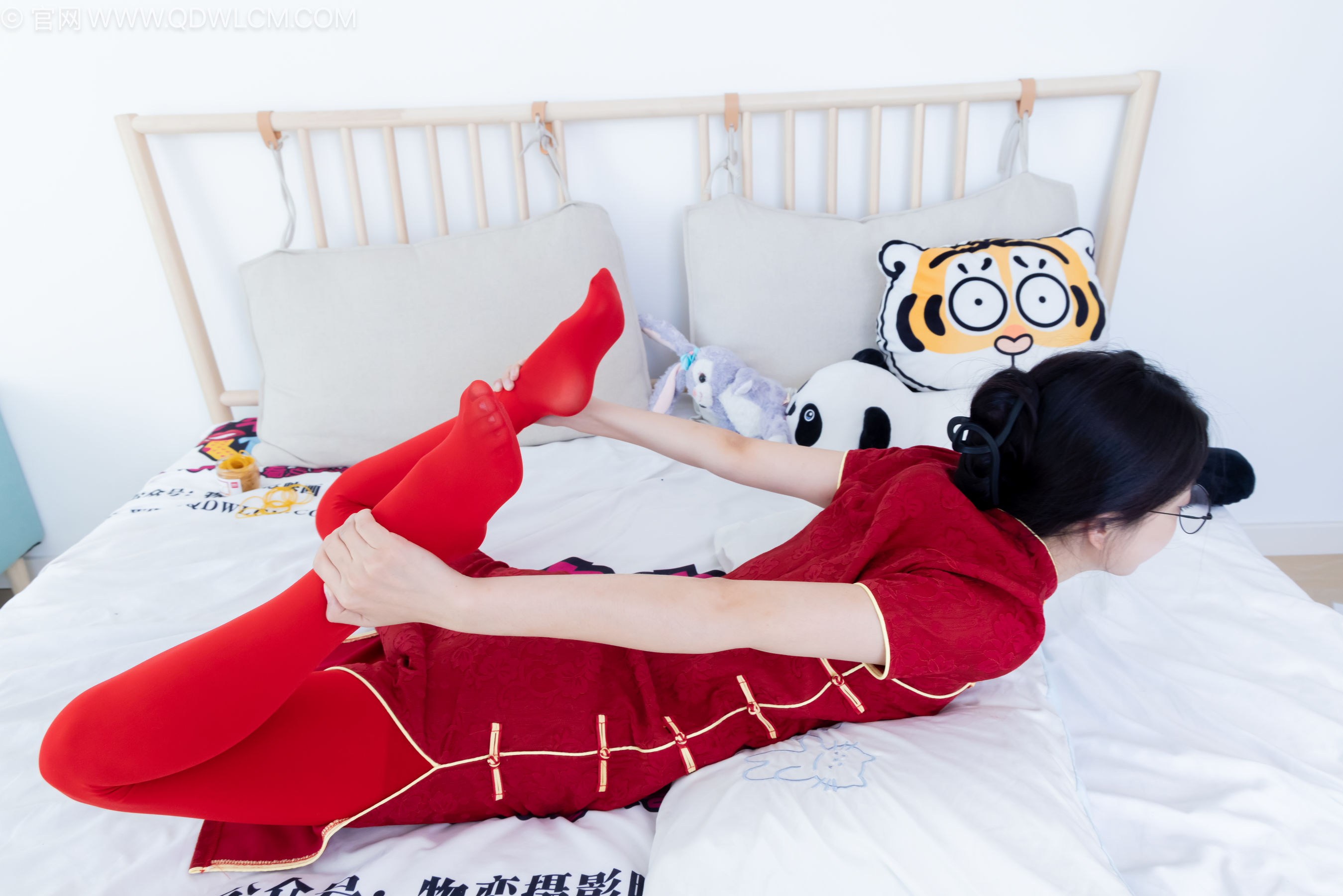 物恋传媒 No.2236 茯苓 -红色低跟鞋、厚款红色丝、皮筋绑脚老头乐挠脚剧情/(160P)