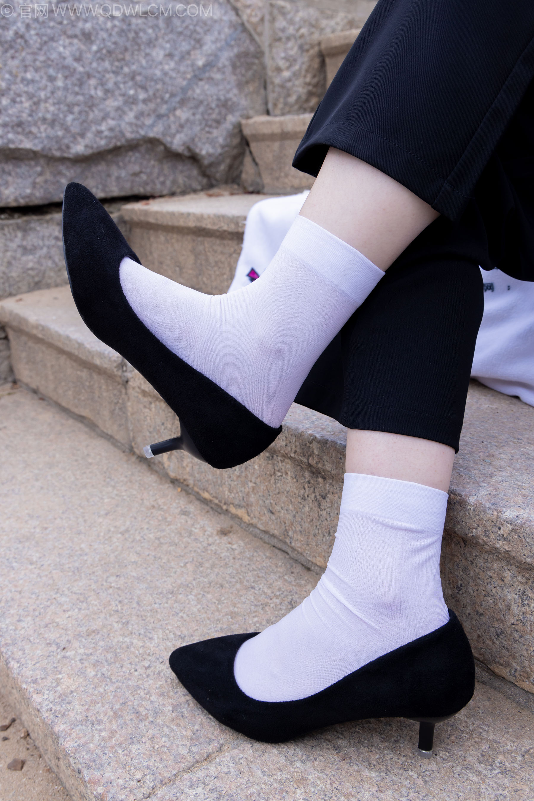 物恋传媒 No.2238 小酒 -高跟鞋、短白丝、ol制服户外/(230P)