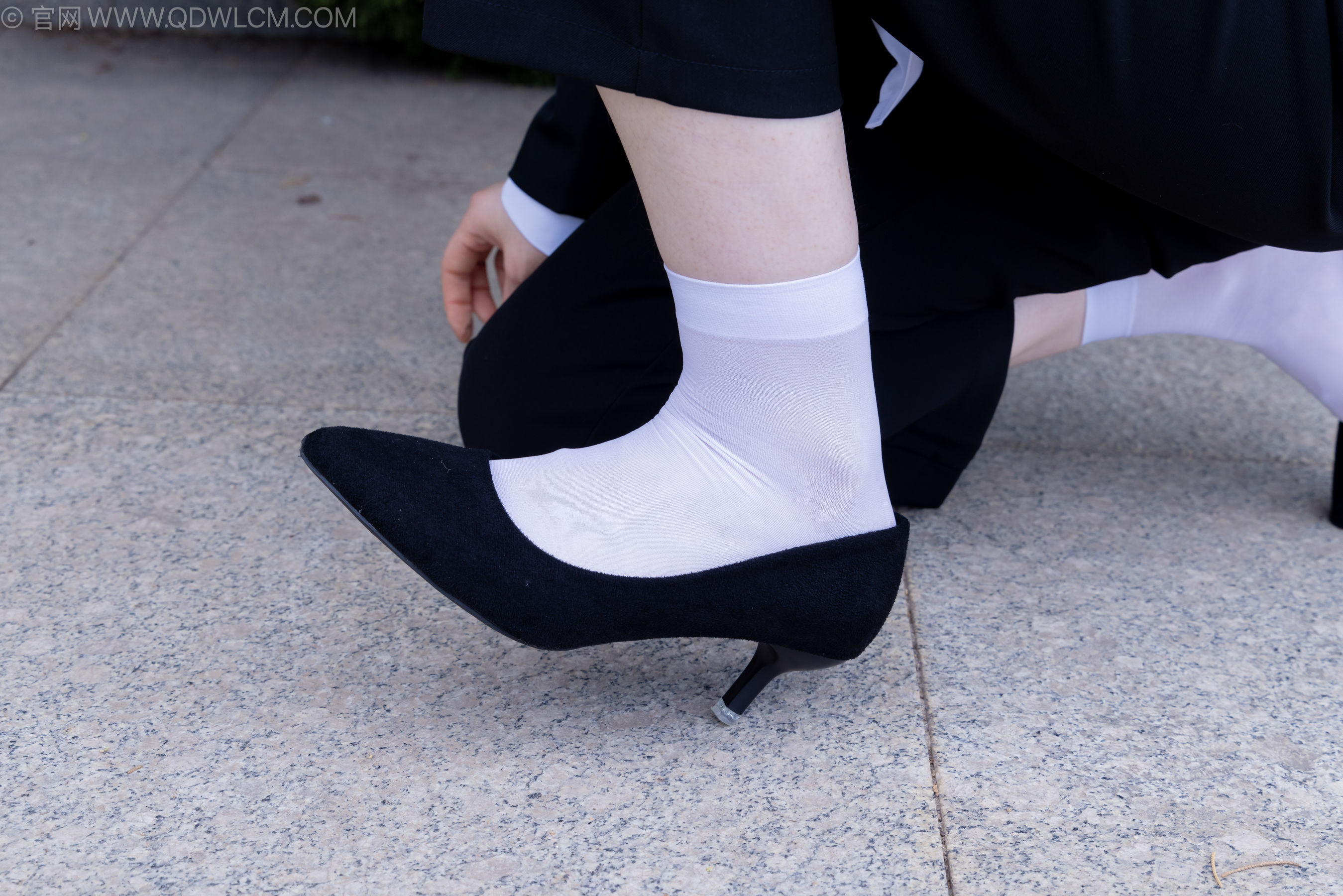 物恋传媒 No.2238 小酒 -高跟鞋、短白丝、ol制服户外/(230P)