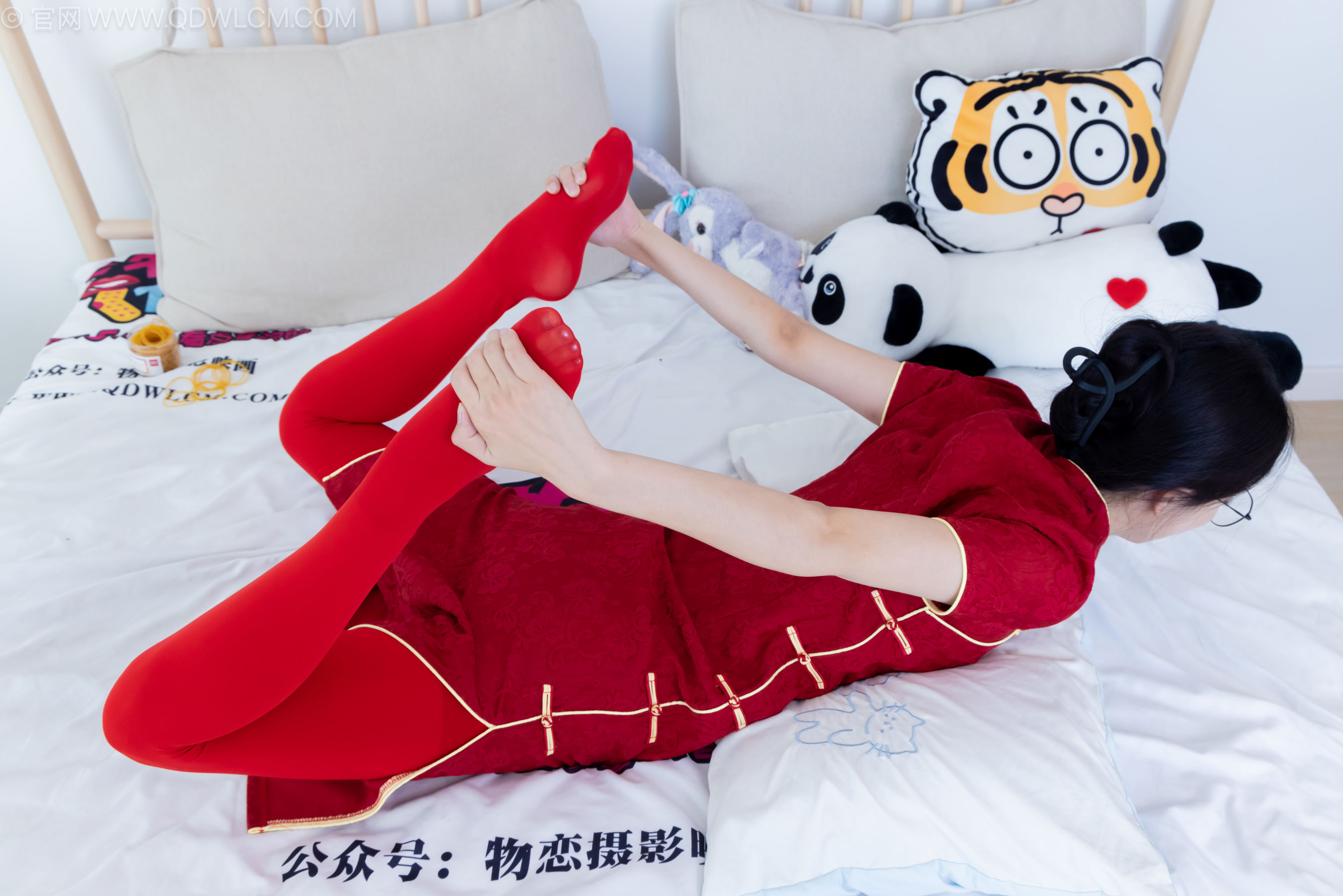 物恋传媒 No.2236 茯苓 -红色低跟鞋、厚款红色丝、皮筋绑脚老头乐挠脚剧情/(160P)