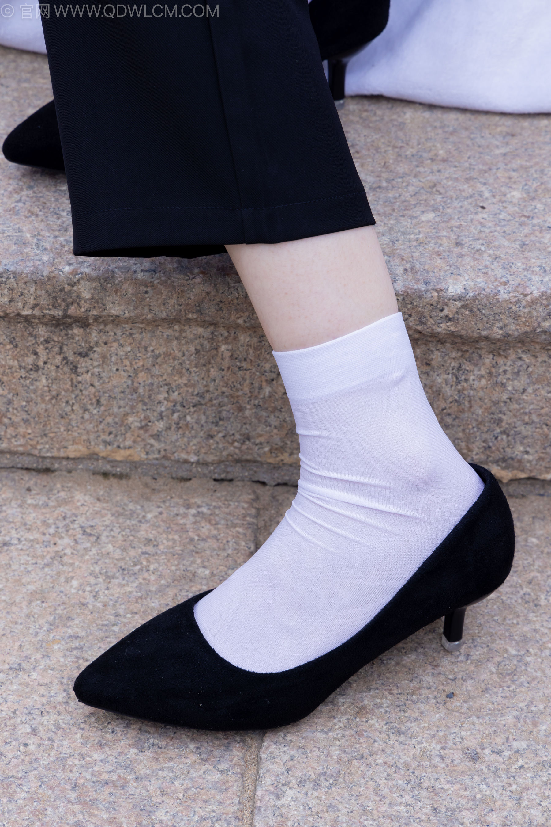 物恋传媒 No.2238 小酒 -高跟鞋、短白丝、ol制服户外/(230P)