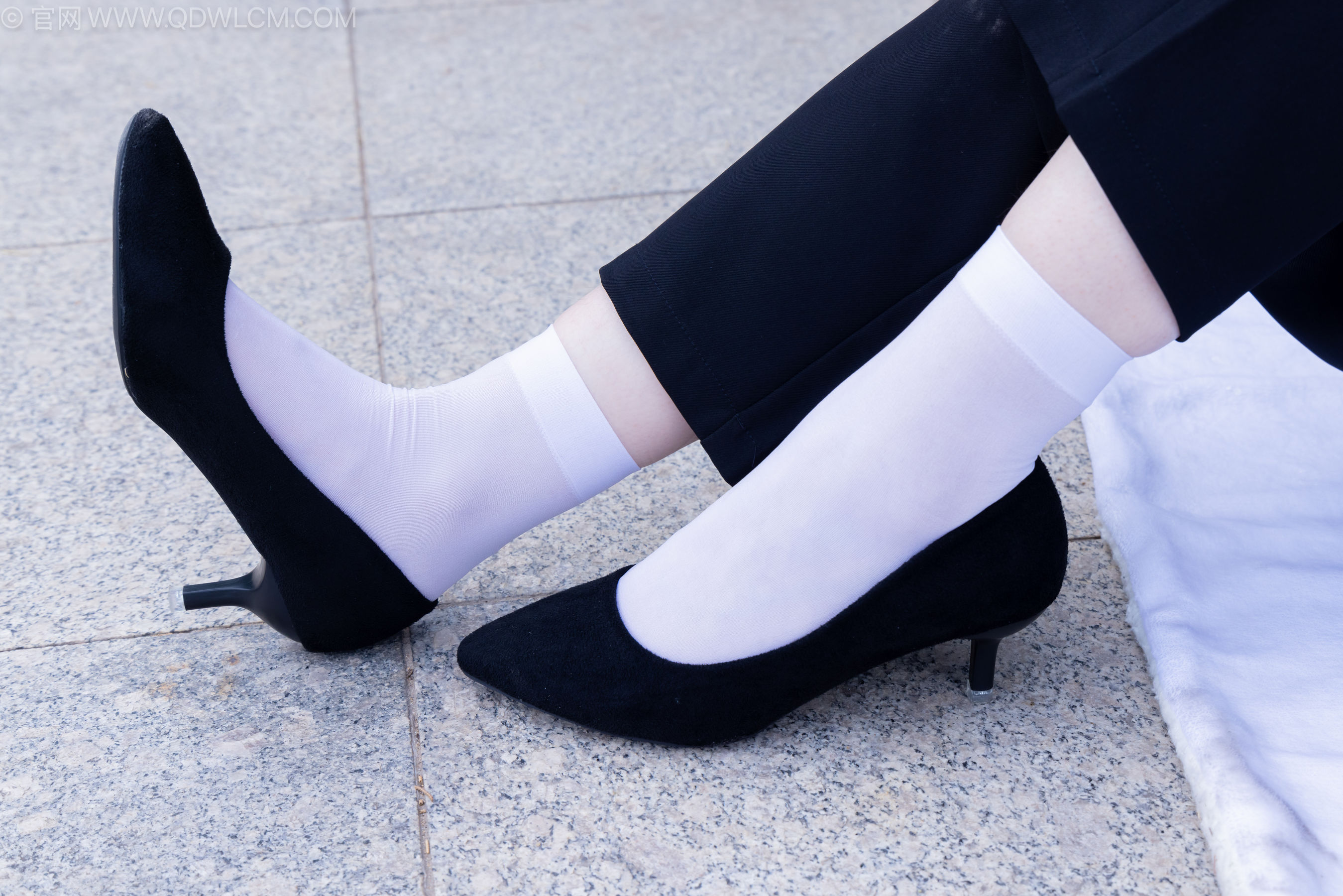 物恋传媒 No.2238 小酒 -高跟鞋、短白丝、ol制服户外/(230P)