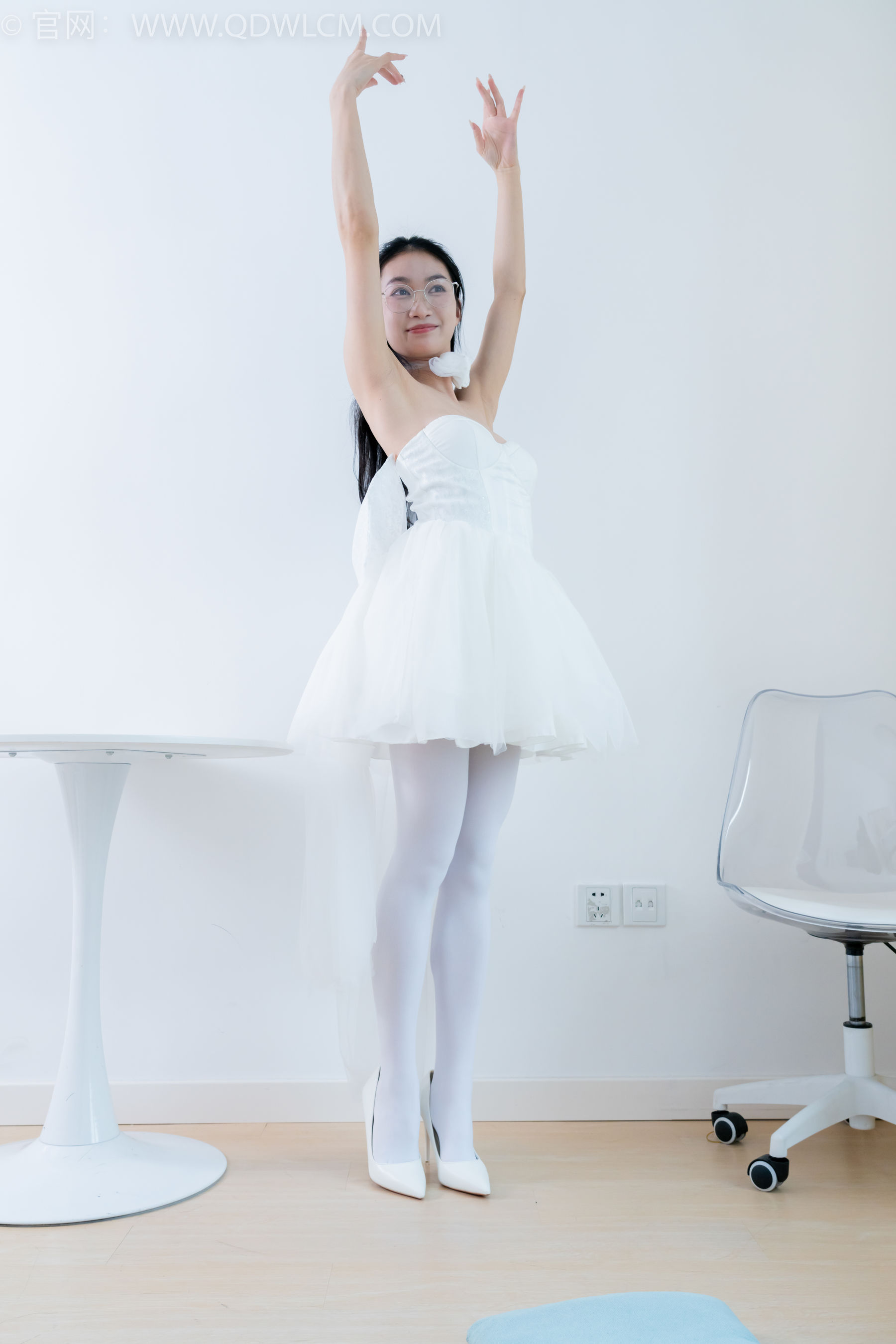 物恋传媒 No.2233 小影 -小影 -高跟鞋、厚白丝/(150P)