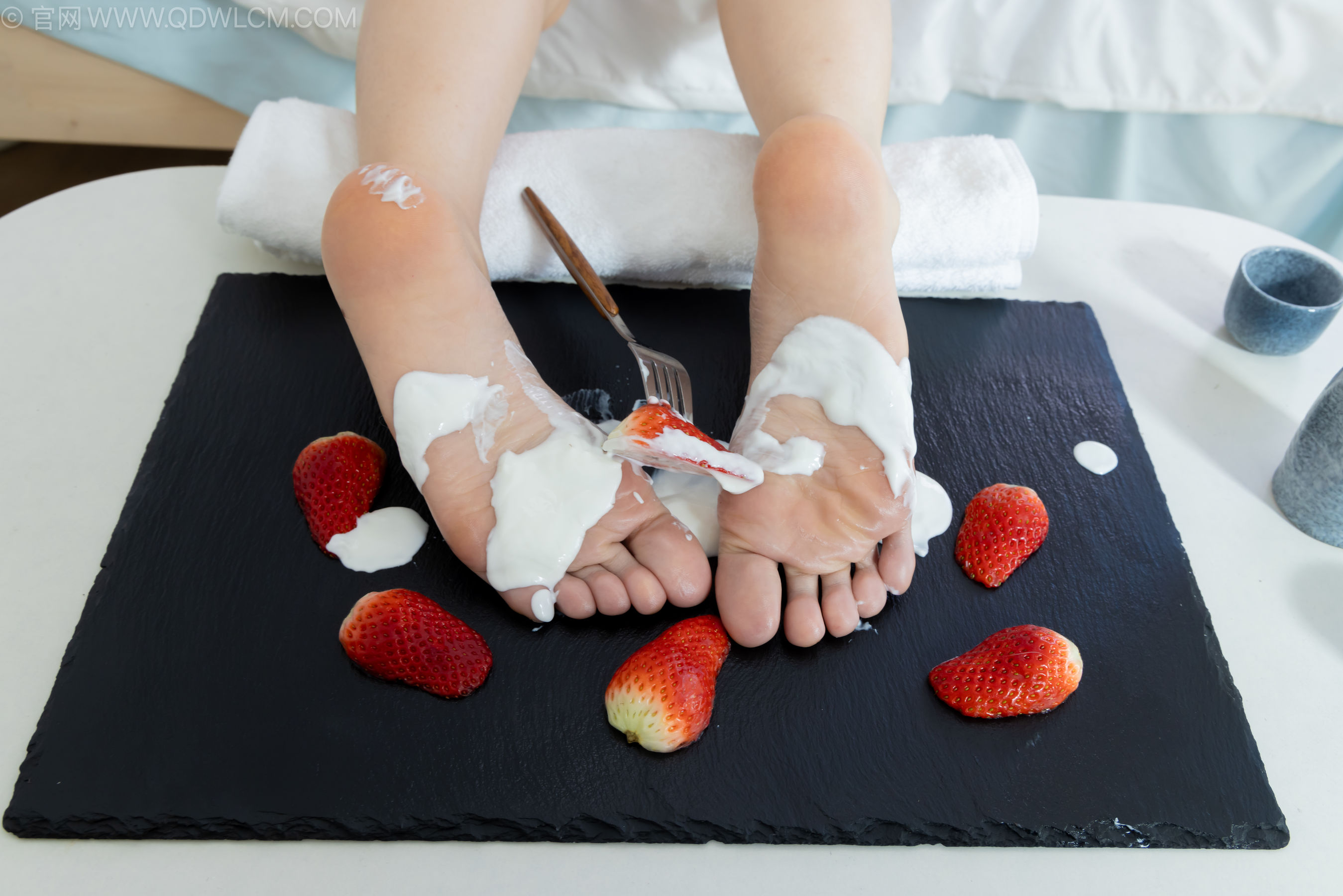 物恋传媒 No.2237 菜菜 -高跟鞋、油亮薄白丝、裸足、草莓和酸奶裸足摆盘剧情/(230P)