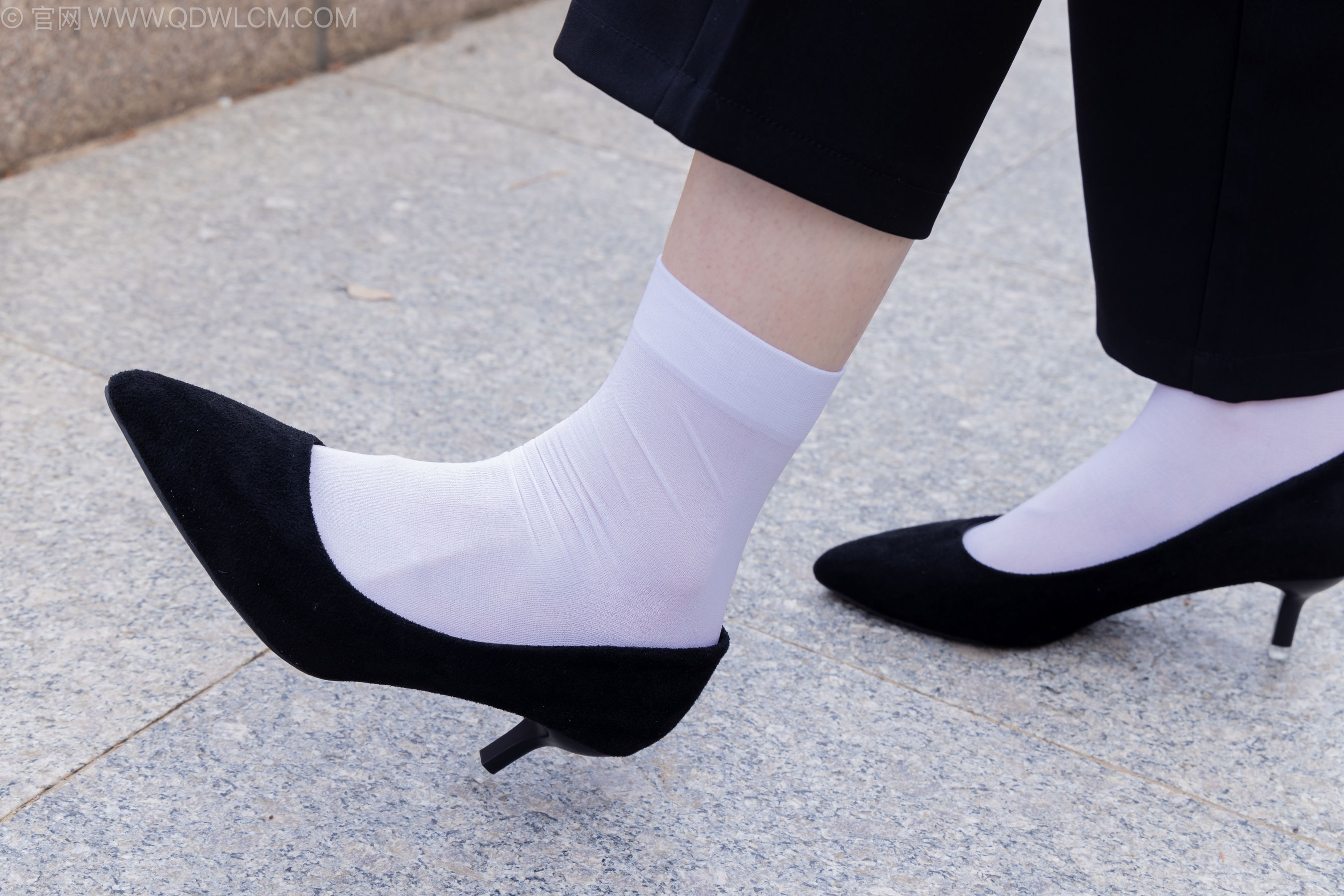 物恋传媒 No.2238 小酒 -高跟鞋、短白丝、ol制服户外/(230P)