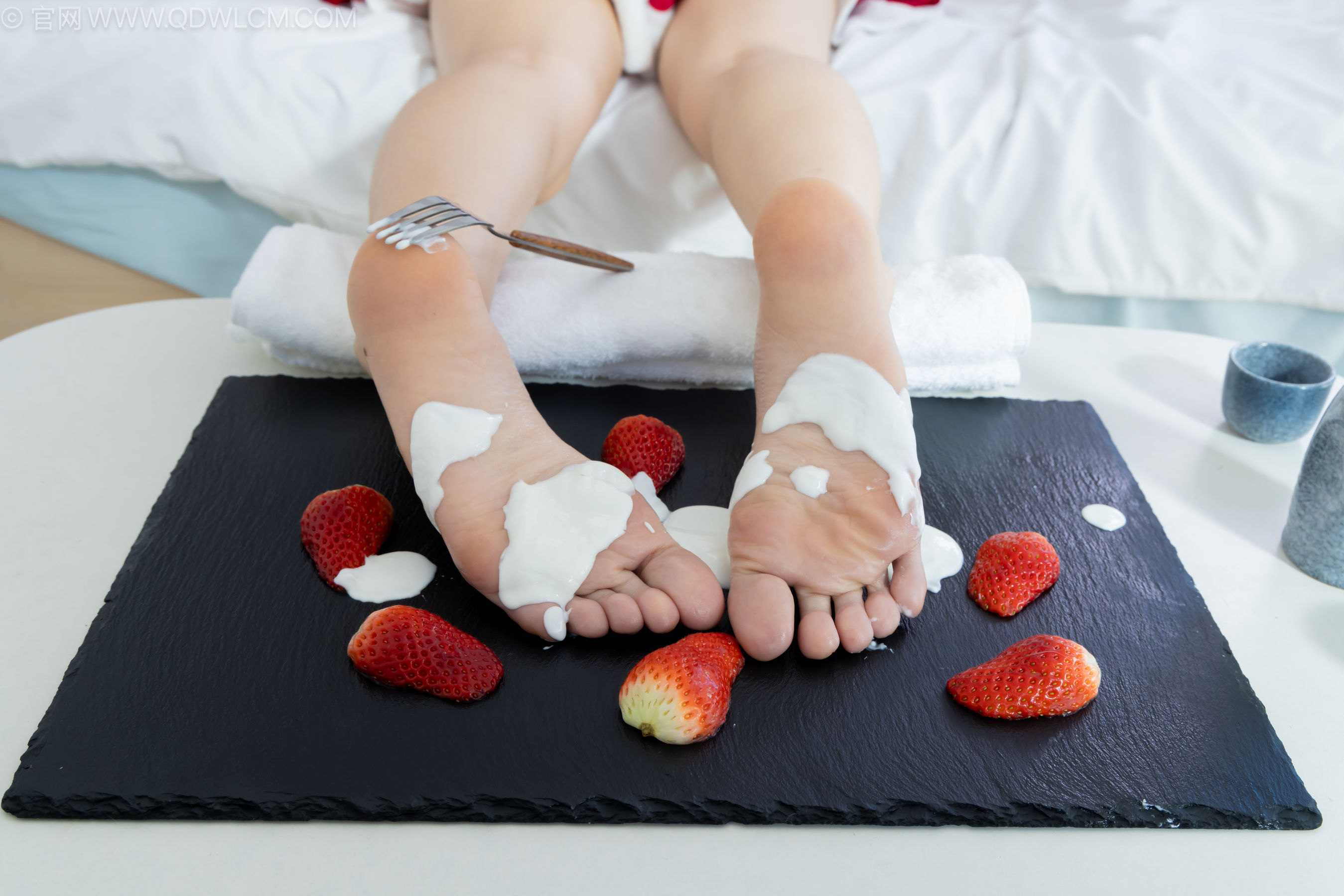 物恋传媒 No.2237 菜菜 -高跟鞋、油亮薄白丝、裸足、草莓和酸奶裸足摆盘剧情/(230P)