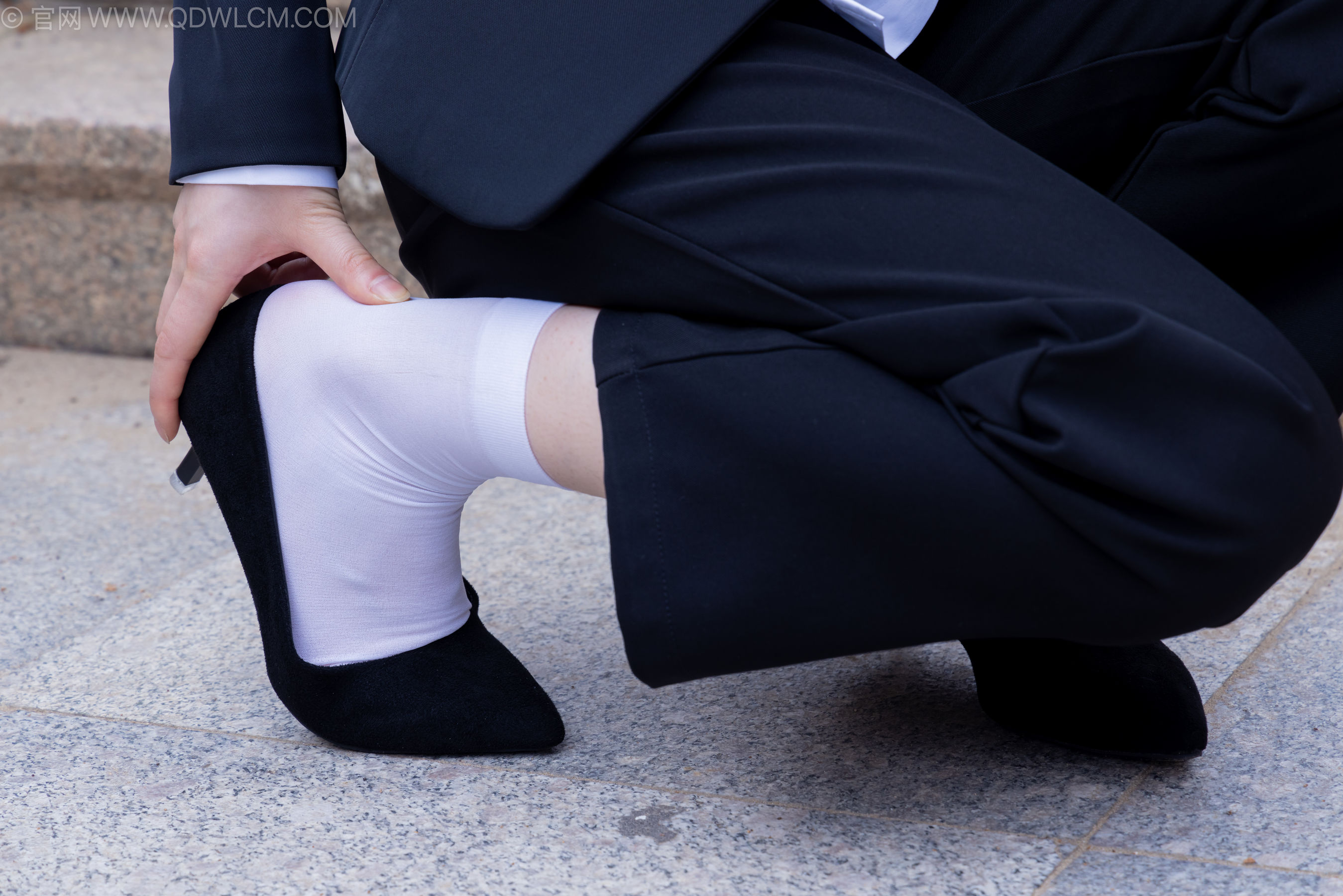 物恋传媒 No.2238 小酒 -高跟鞋、短白丝、ol制服户外/(230P)