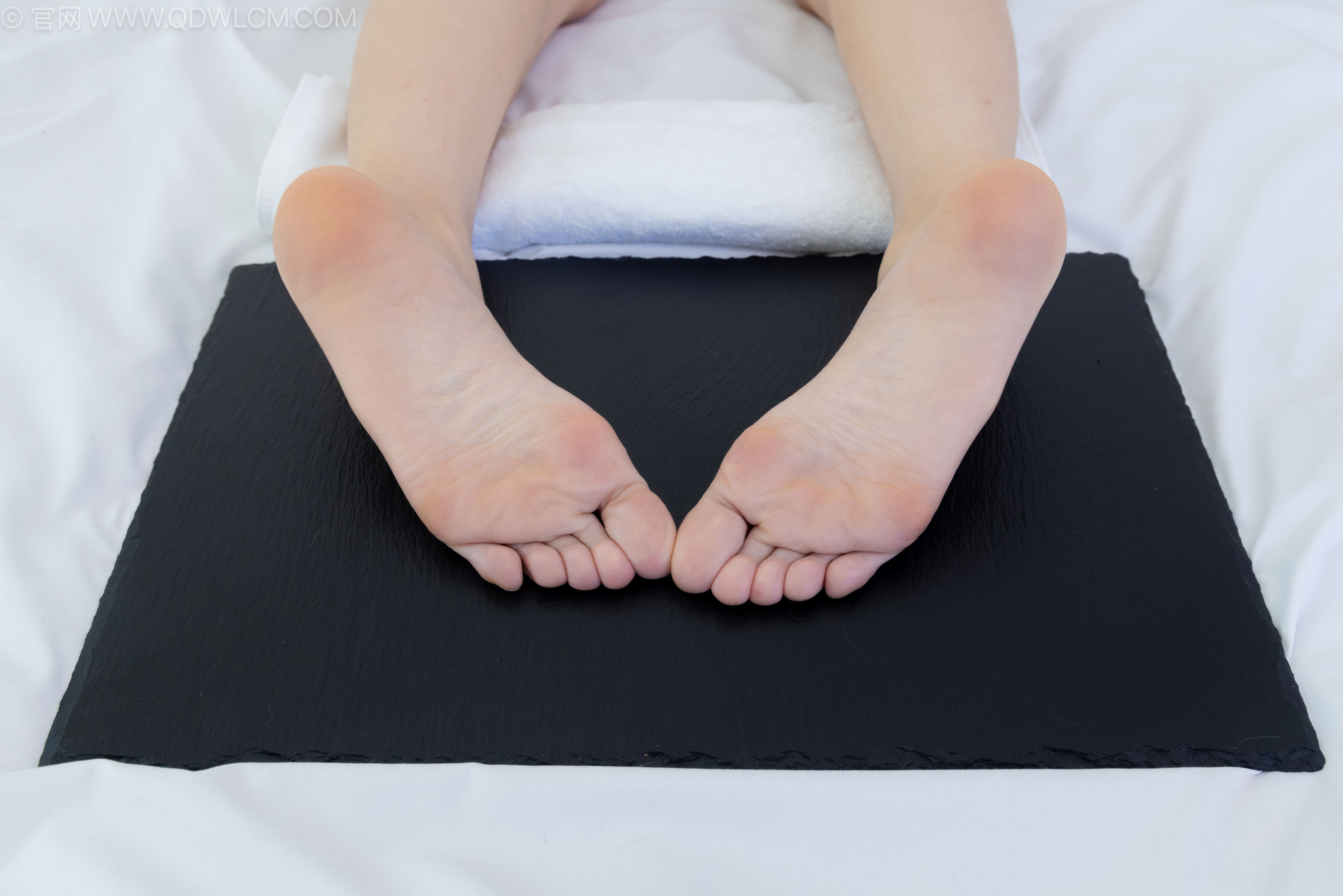 物恋传媒 No.2237 菜菜 -高跟鞋、油亮薄白丝、裸足、草莓和酸奶裸足摆盘剧情/(230P)