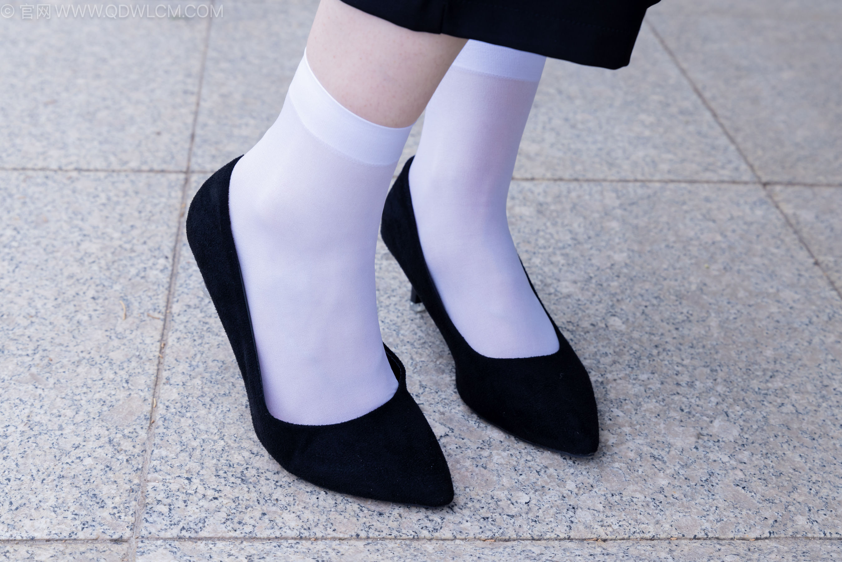 物恋传媒 No.2238 小酒 -高跟鞋、短白丝、ol制服户外/(230P)