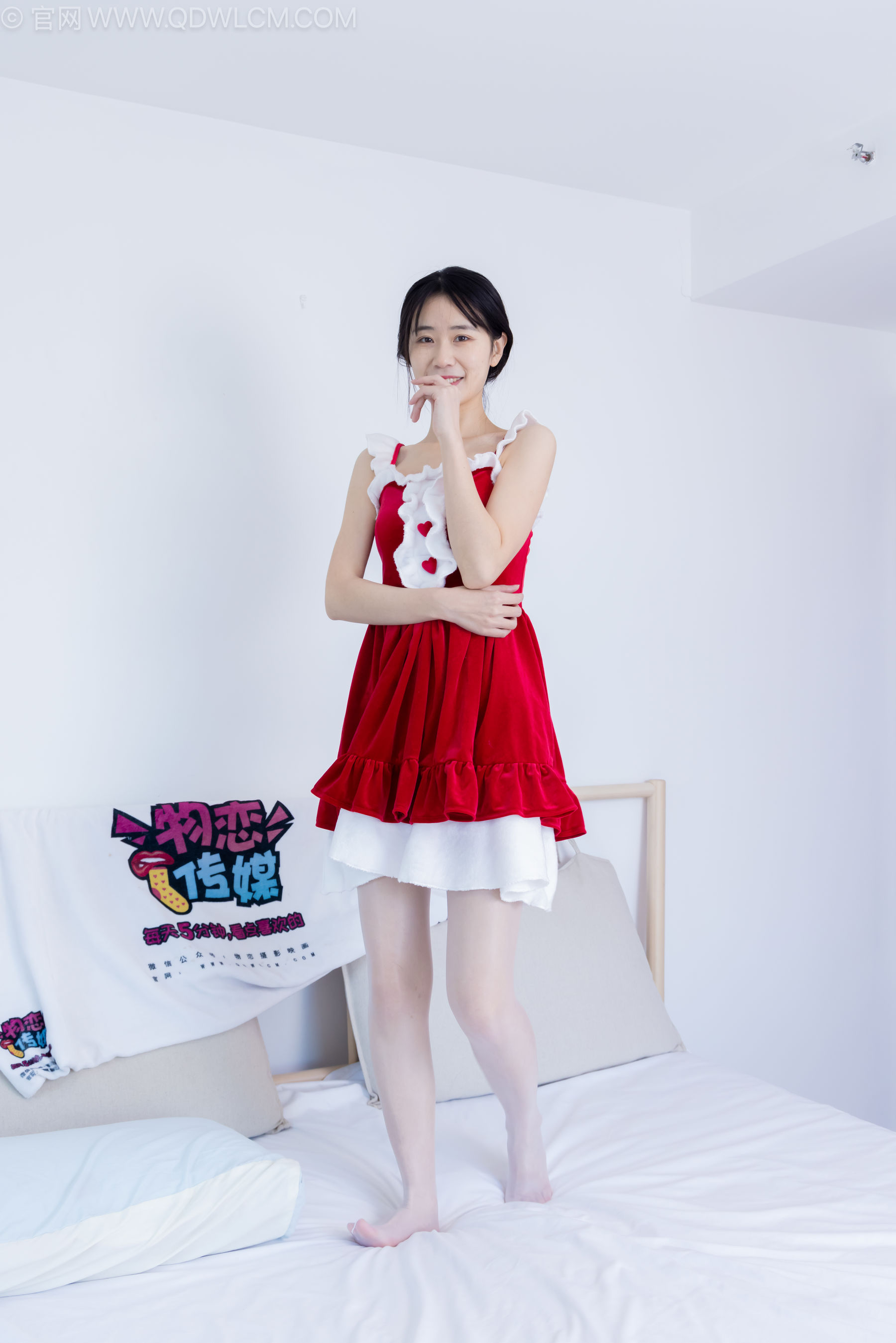 物恋传媒 No.2237 菜菜 -高跟鞋、油亮薄白丝、裸足、草莓和酸奶裸足摆盘剧情/(230P)