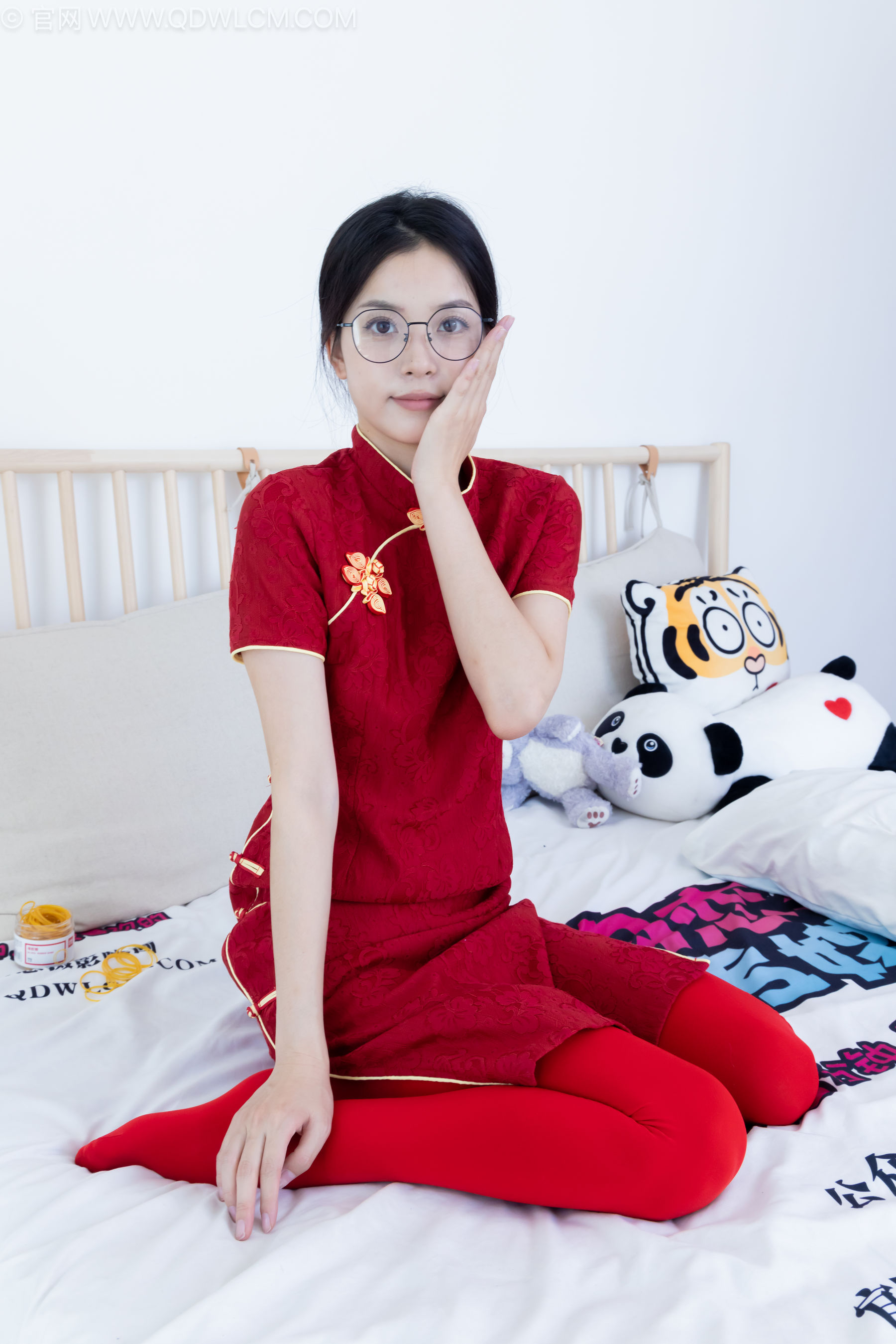 物恋传媒 No.2236 茯苓 -红色低跟鞋、厚款红色丝、皮筋绑脚老头乐挠脚剧情/(160P)