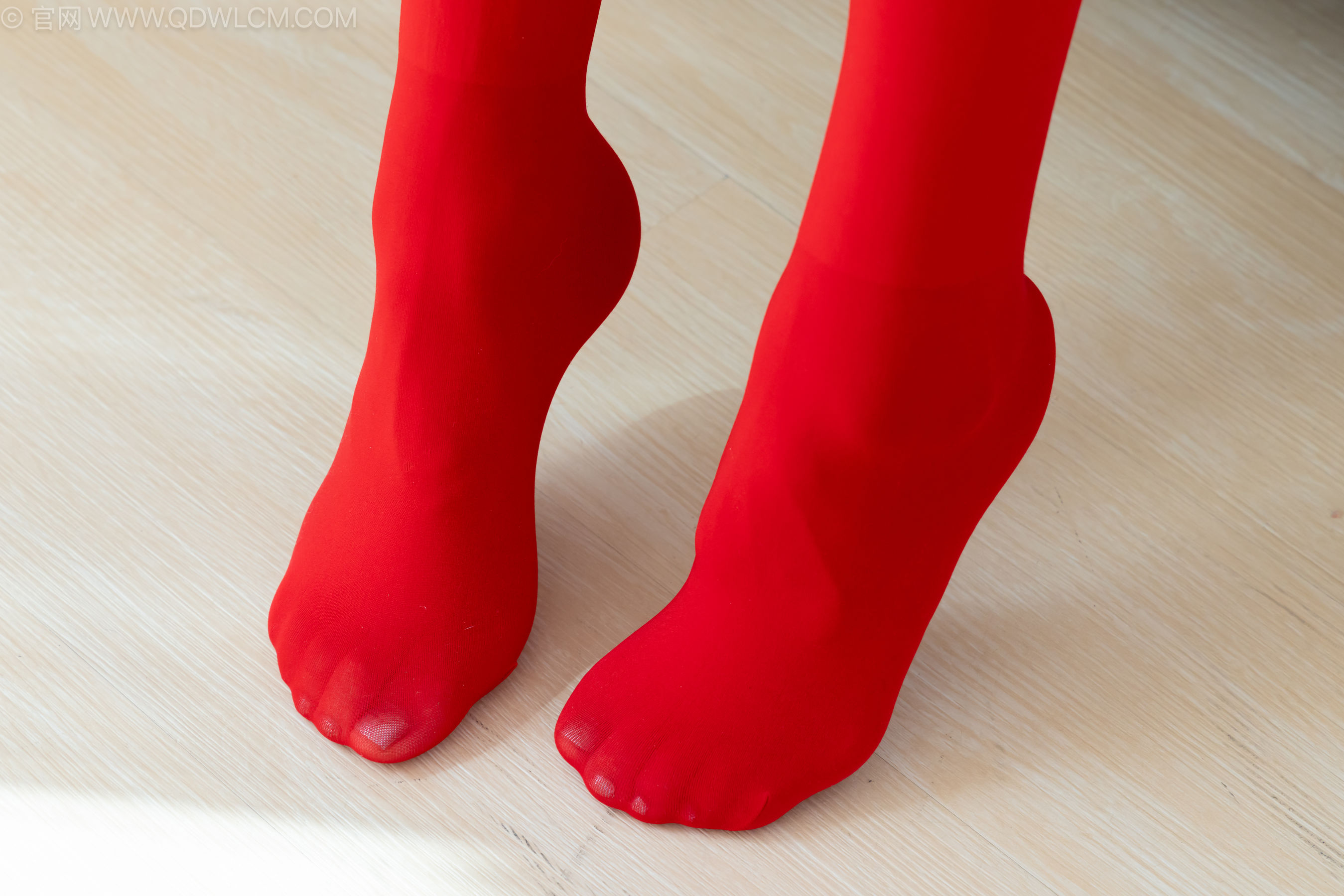 物恋传媒 No.2236 茯苓 -红色低跟鞋、厚款红色丝、皮筋绑脚老头乐挠脚剧情/(160P)