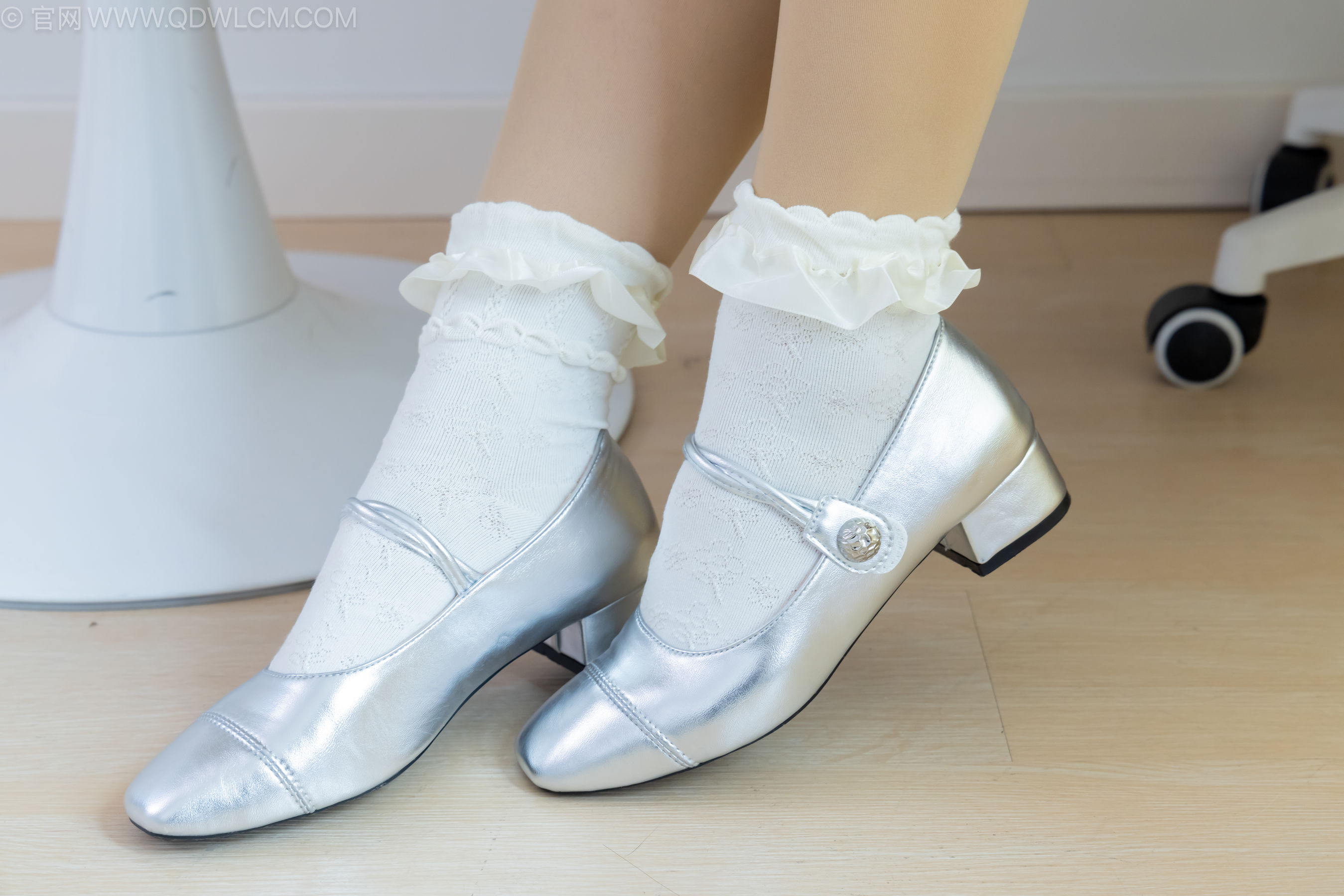 物恋传媒 No.2239 小新 -低跟鞋、白棉袜、厚肉丝、女仆装/(160P)