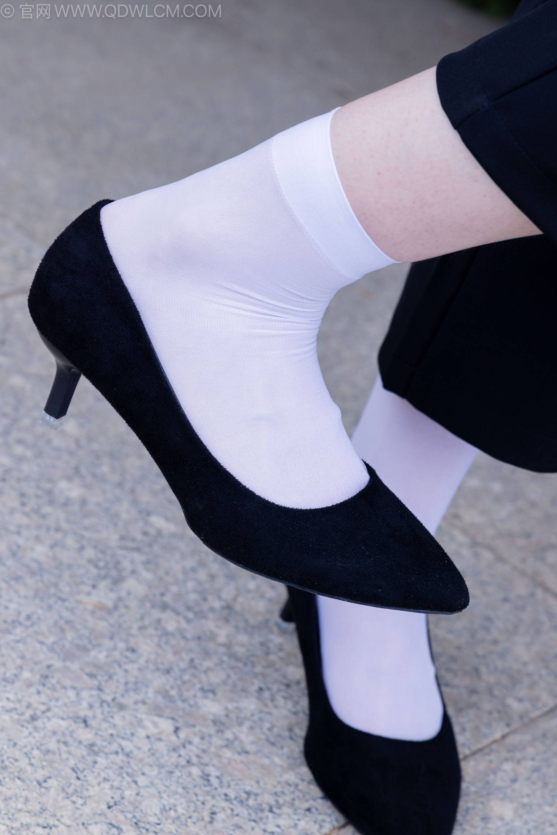 物恋传媒 No.2238 小酒 -高跟鞋、短白丝、ol制服户外/(230P)