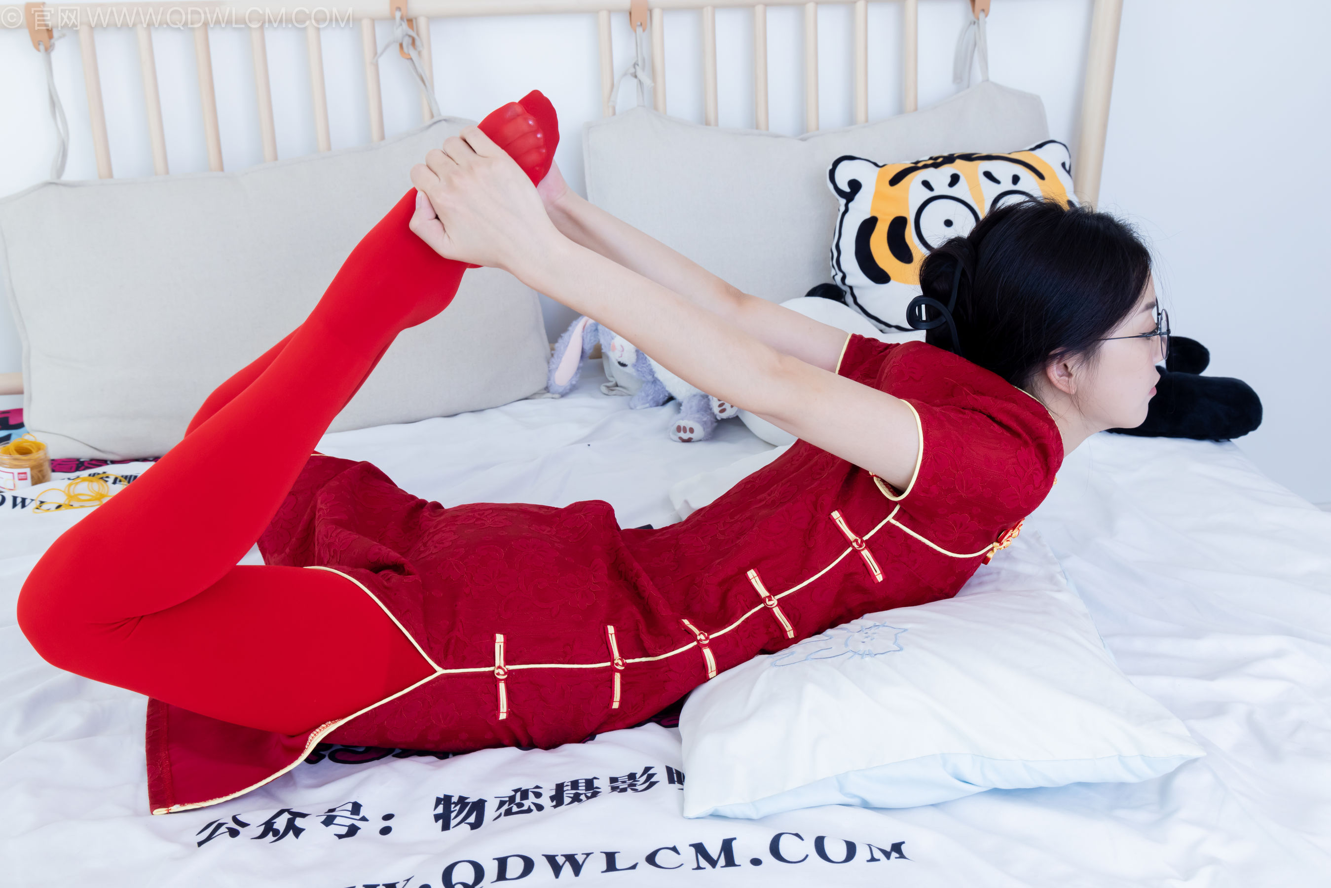 物恋传媒 No.2236 茯苓 -红色低跟鞋、厚款红色丝、皮筋绑脚老头乐挠脚剧情/(160P)