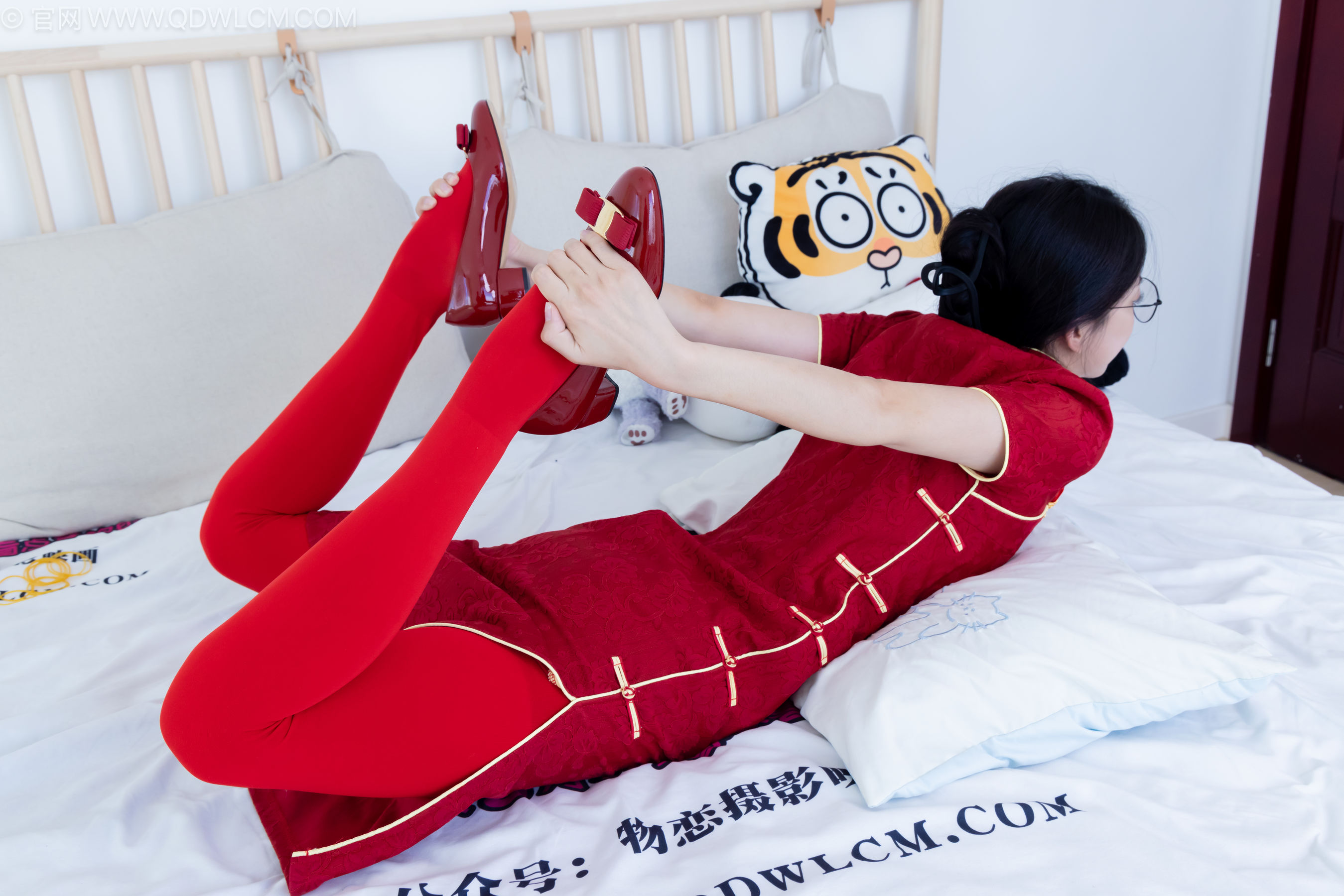 物恋传媒 No.2236 茯苓 -红色低跟鞋、厚款红色丝、皮筋绑脚老头乐挠脚剧情/(160P)