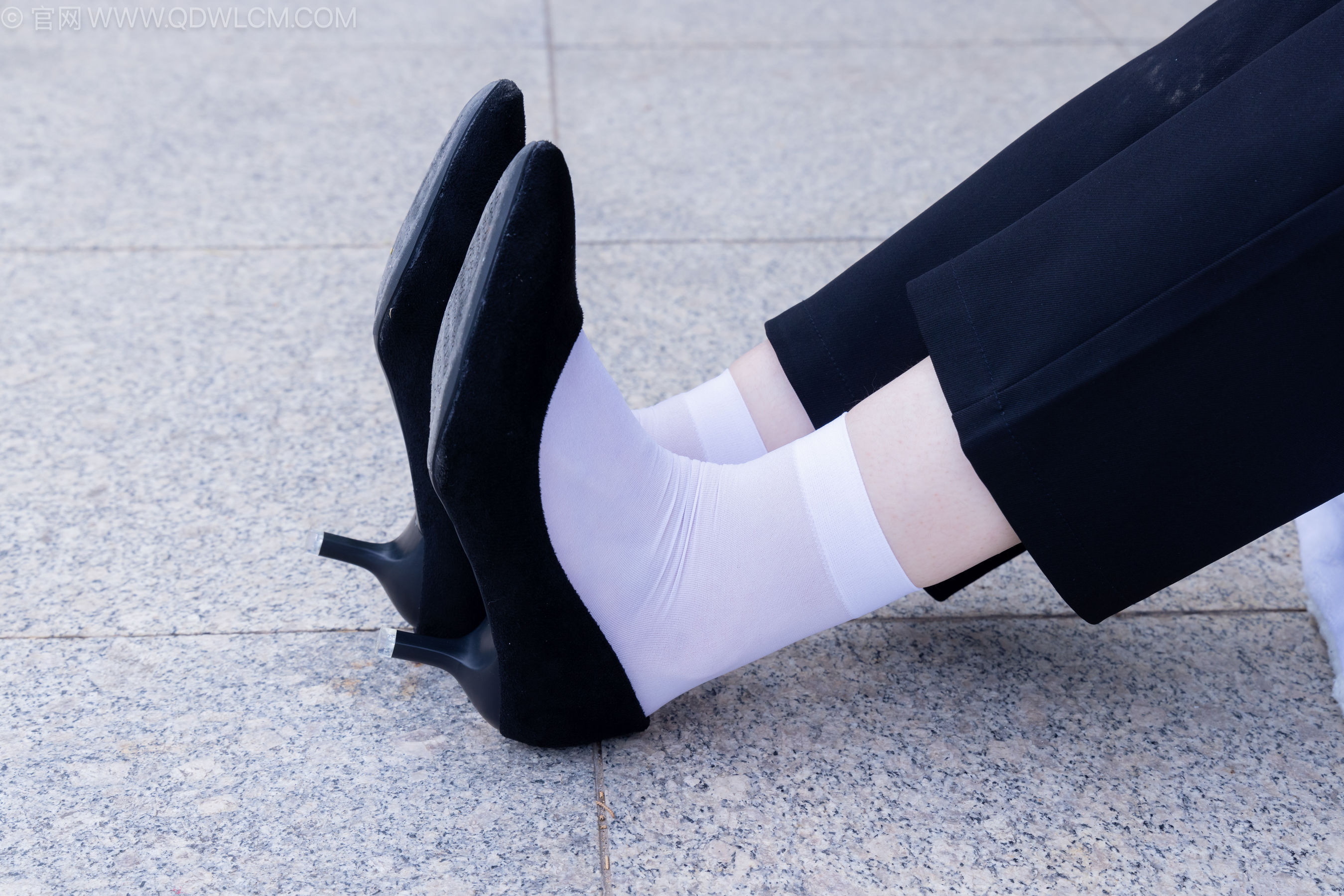 物恋传媒 No.2238 小酒 -高跟鞋、短白丝、ol制服户外/(230P)